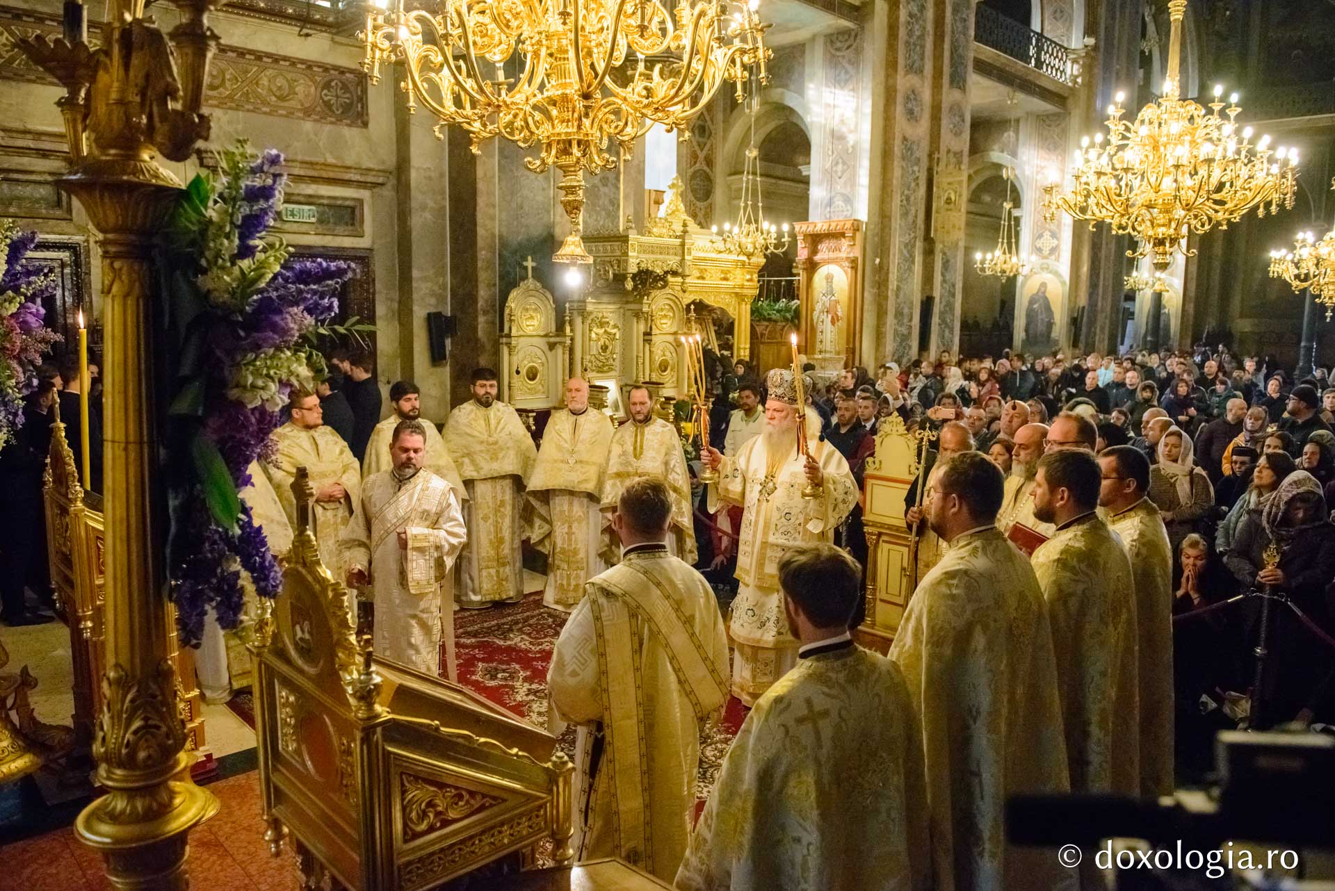 foto: Flavius Popa Racla cu moaștele Sfintei Parascheva a fost așezată spre închinare credincioșilor