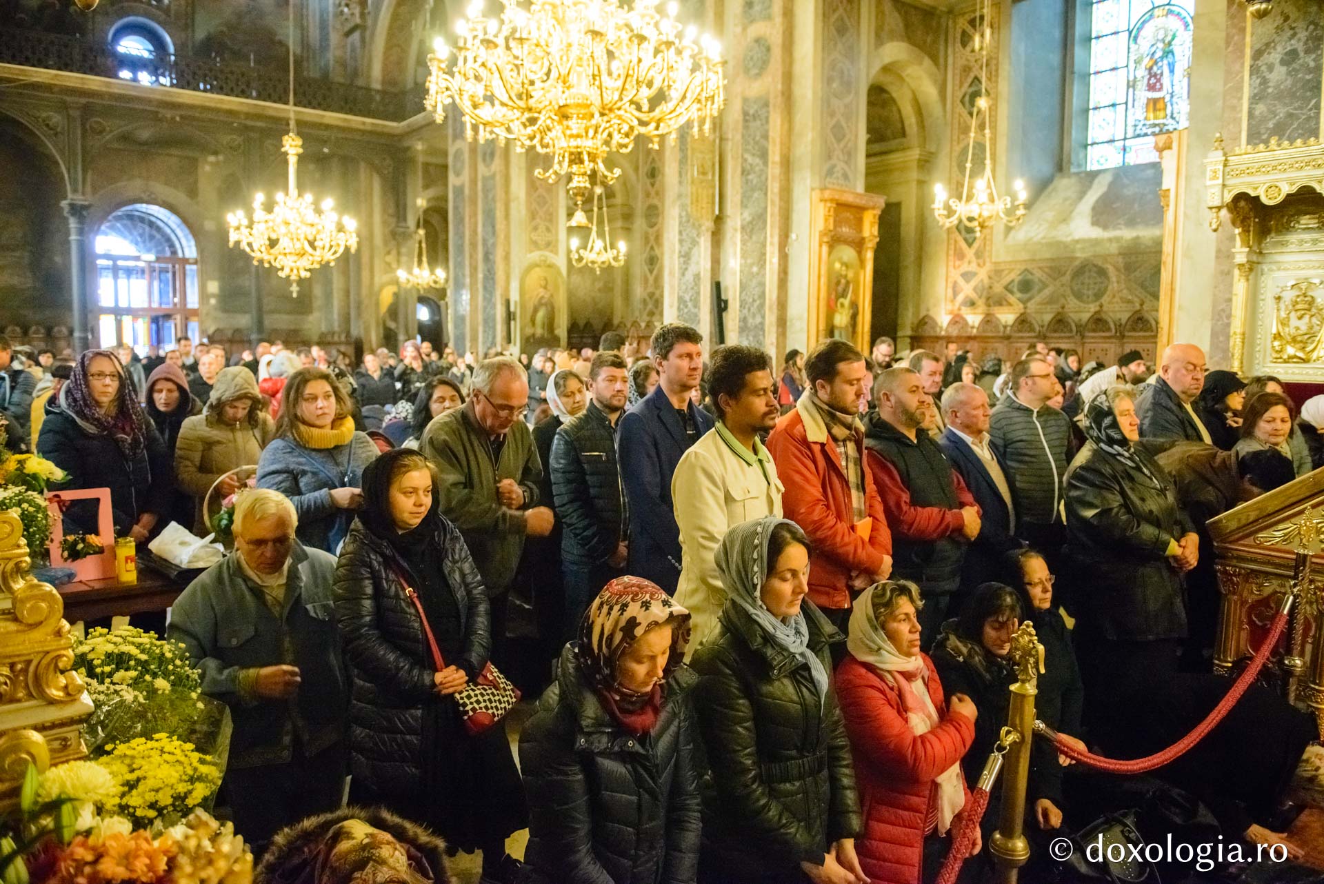 foto: Flavius Popa Racla cu moaștele Sfintei Parascheva a fost așezată spre închinare credincioșilor