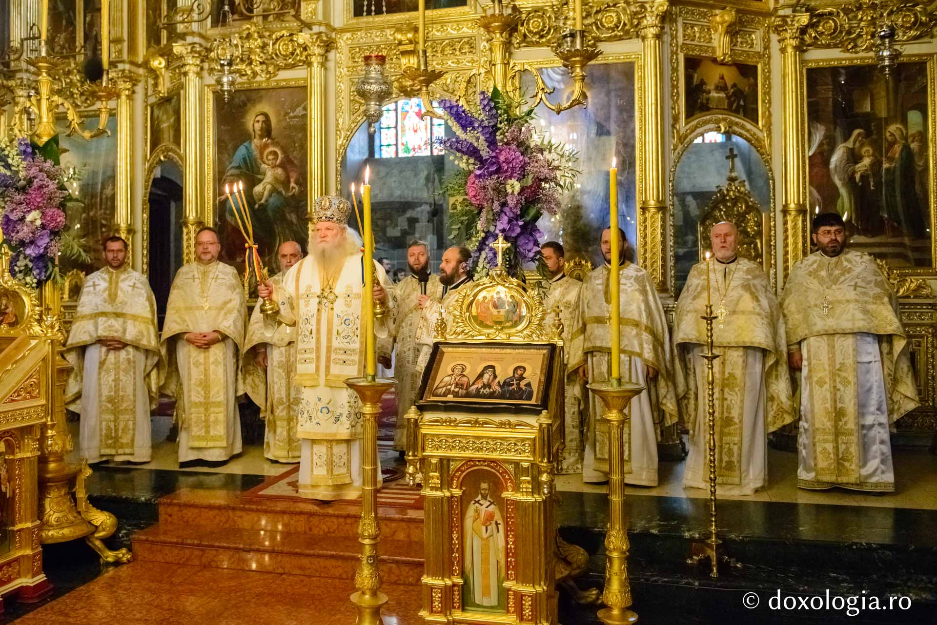 foto: Flavius Popa Racla cu moaștele Sfintei Parascheva a fost așezată spre închinare credincioșilor