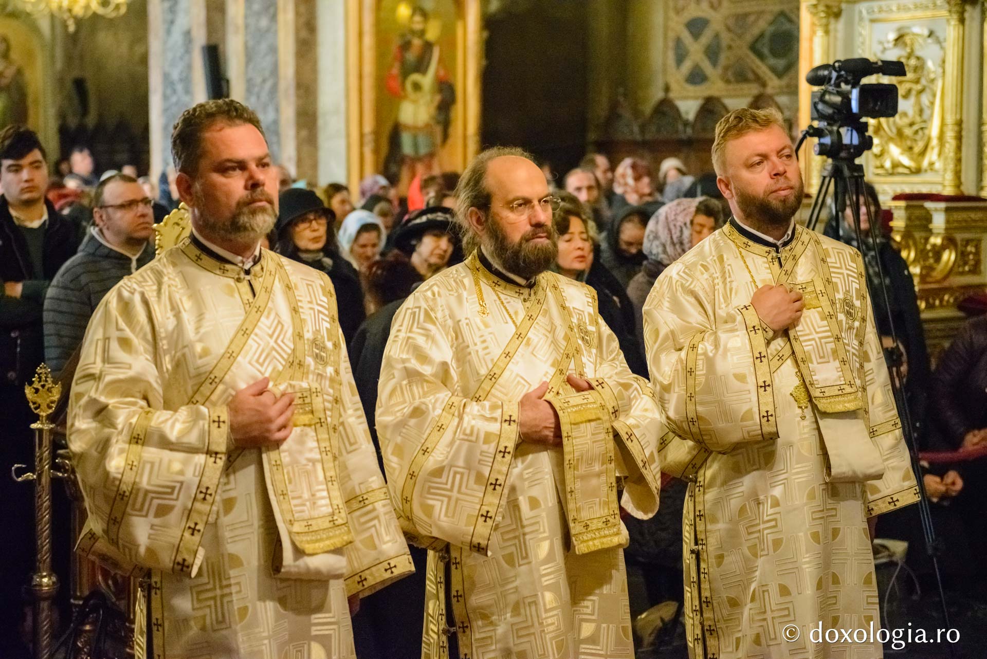 foto: Flavius Popa Racla cu moaștele Sfintei Parascheva a fost așezată spre închinare credincioșilor