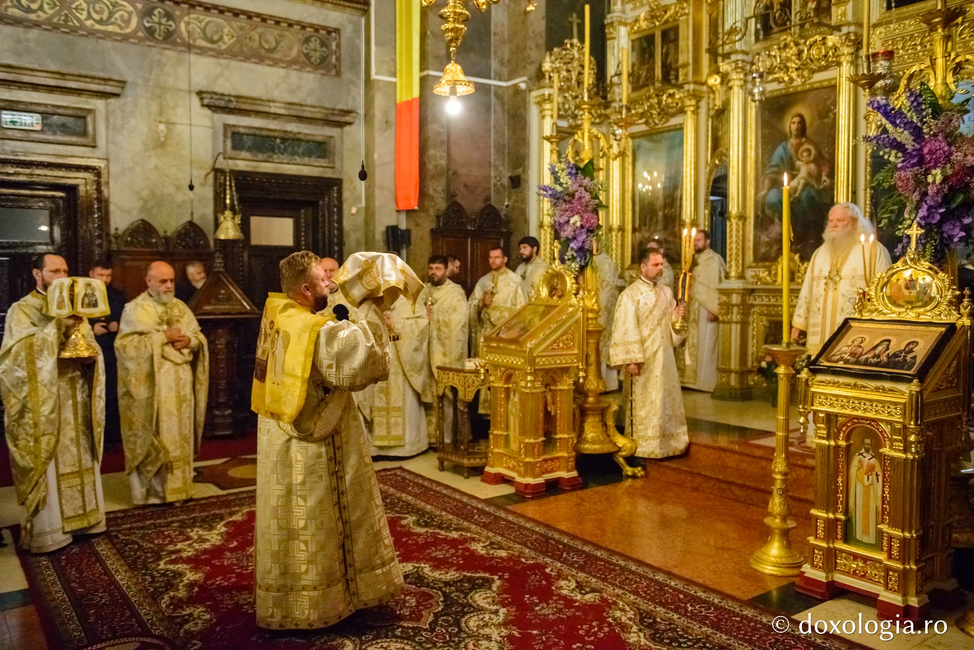 foto: Flavius Popa Racla cu moaștele Sfintei Parascheva a fost așezată spre închinare credincioșilor