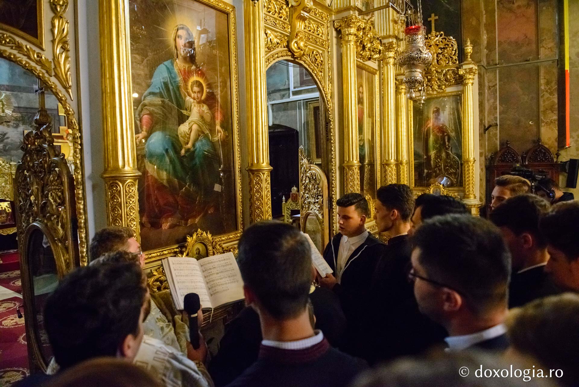 foto: Flavius Popa Racla cu moaștele Sfintei Parascheva a fost așezată spre închinare credincioșilor