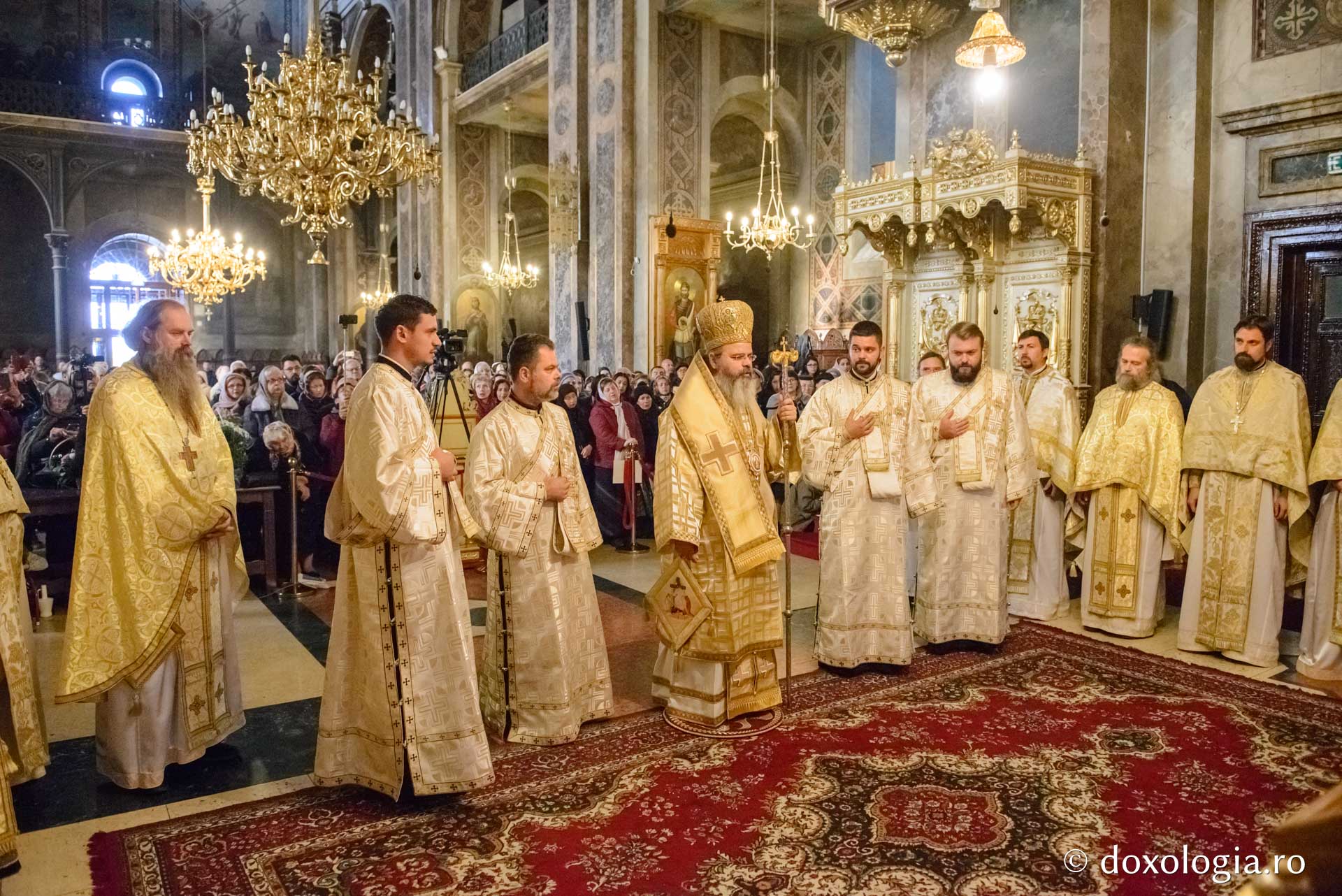 PS Ignatie a săvârșit Sfânta Liturghie la Catedrala Mitropolitană: „Îi căutăm pe sfinți pentru că vrem să fim oameni frumoși la suflet”