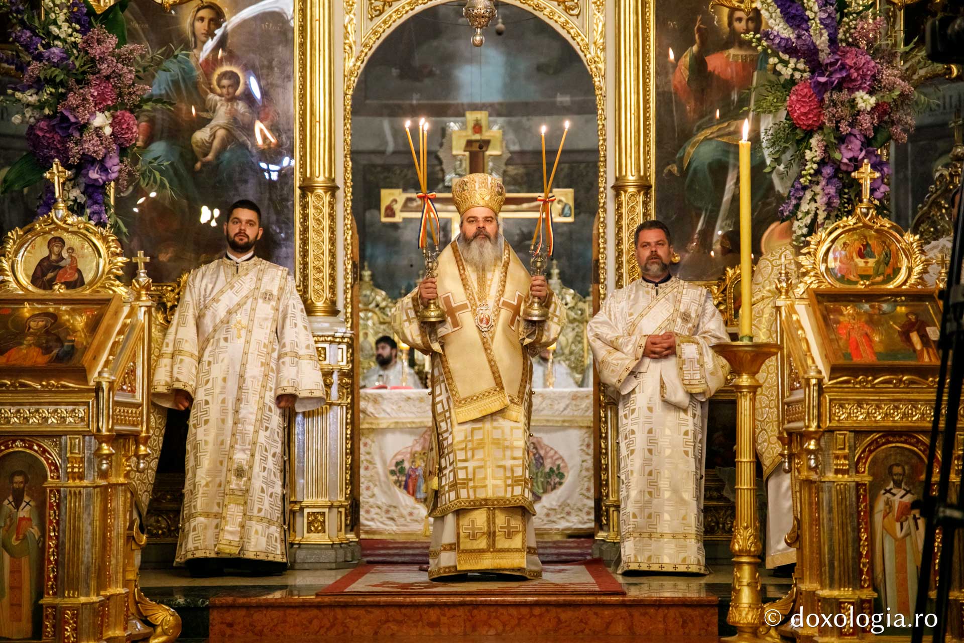 PS Ignatie a săvârșit Sfânta Liturghie la Catedrala Mitropolitană: „Îi căutăm pe sfinți pentru că vrem să fim oameni frumoși la suflet”