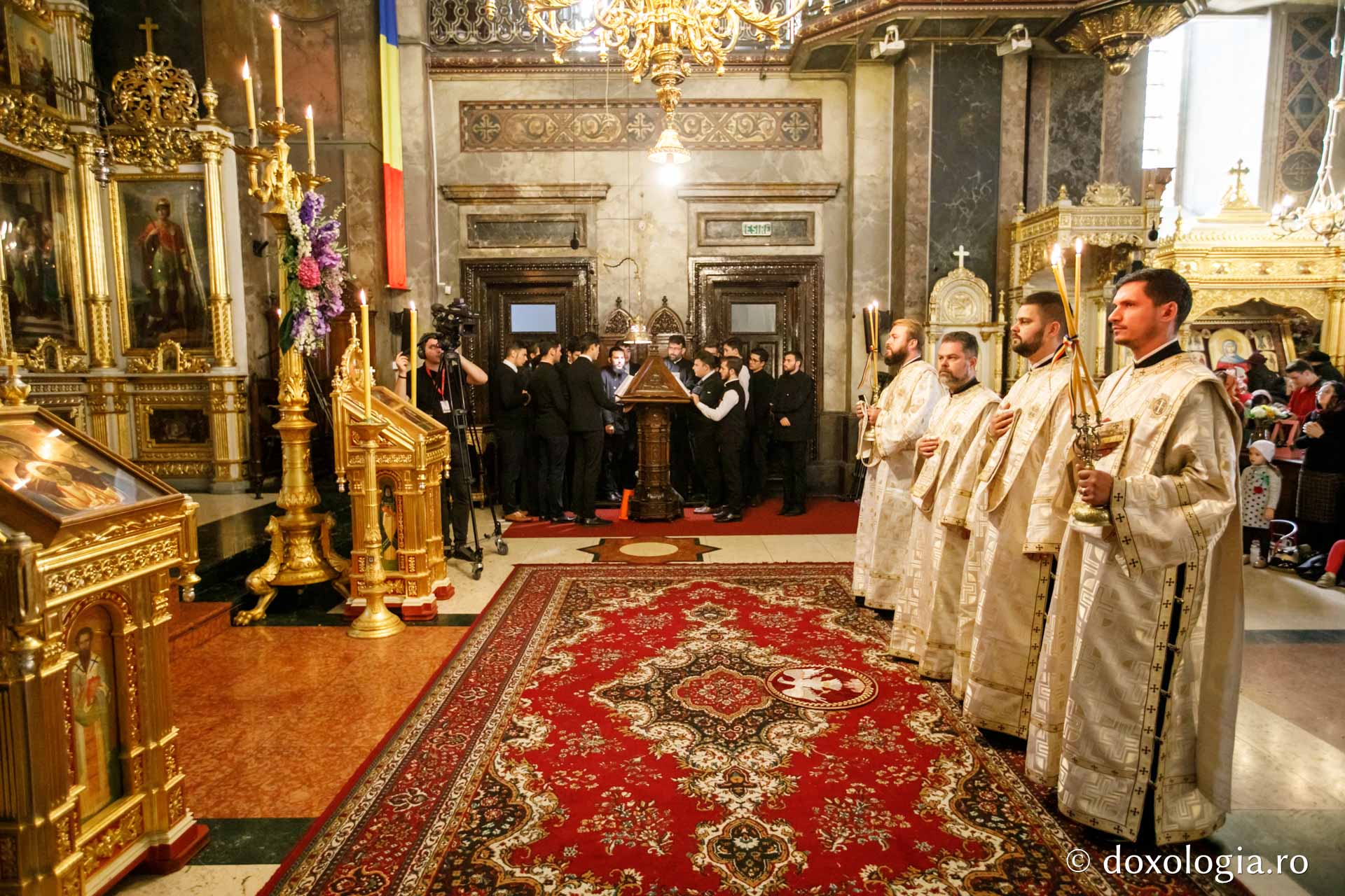 PS Ignatie a săvârșit Sfânta Liturghie la Catedrala Mitropolitană: „Îi căutăm pe sfinți pentru că vrem să fim oameni frumoși la suflet”