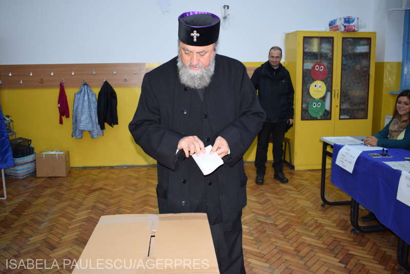 Mitropolitul Ardealului a votat în cursul dimineţii: Votul acesta democratic este pentru urmaşii noştri