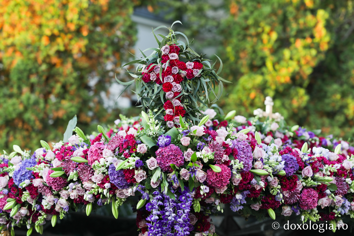 Flori și bucurie la baldachinul Sfintei Cuvioase Parascheva