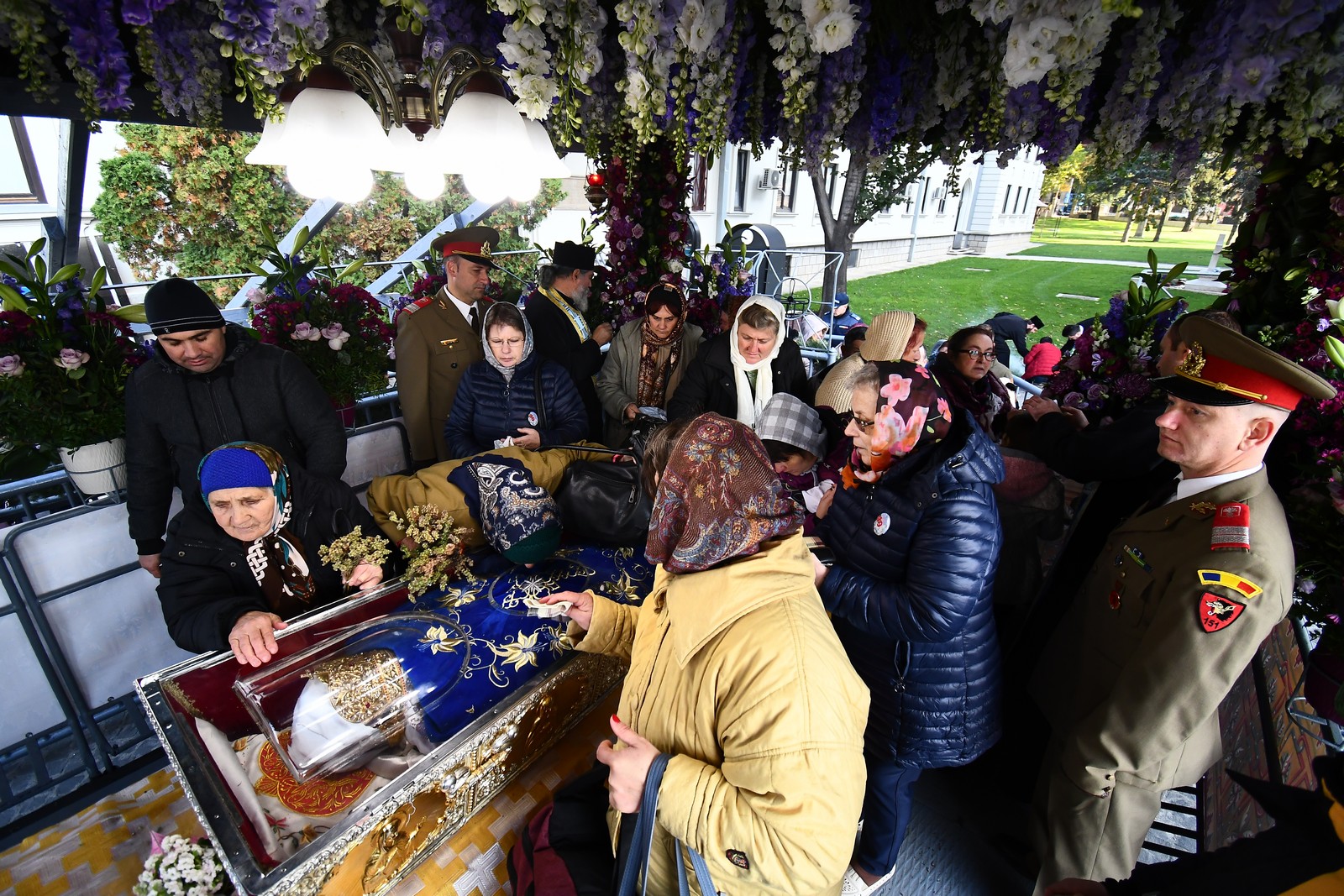 Mii de pelerini din Voluntari au cinstit-o pe Sfânta Parascheva