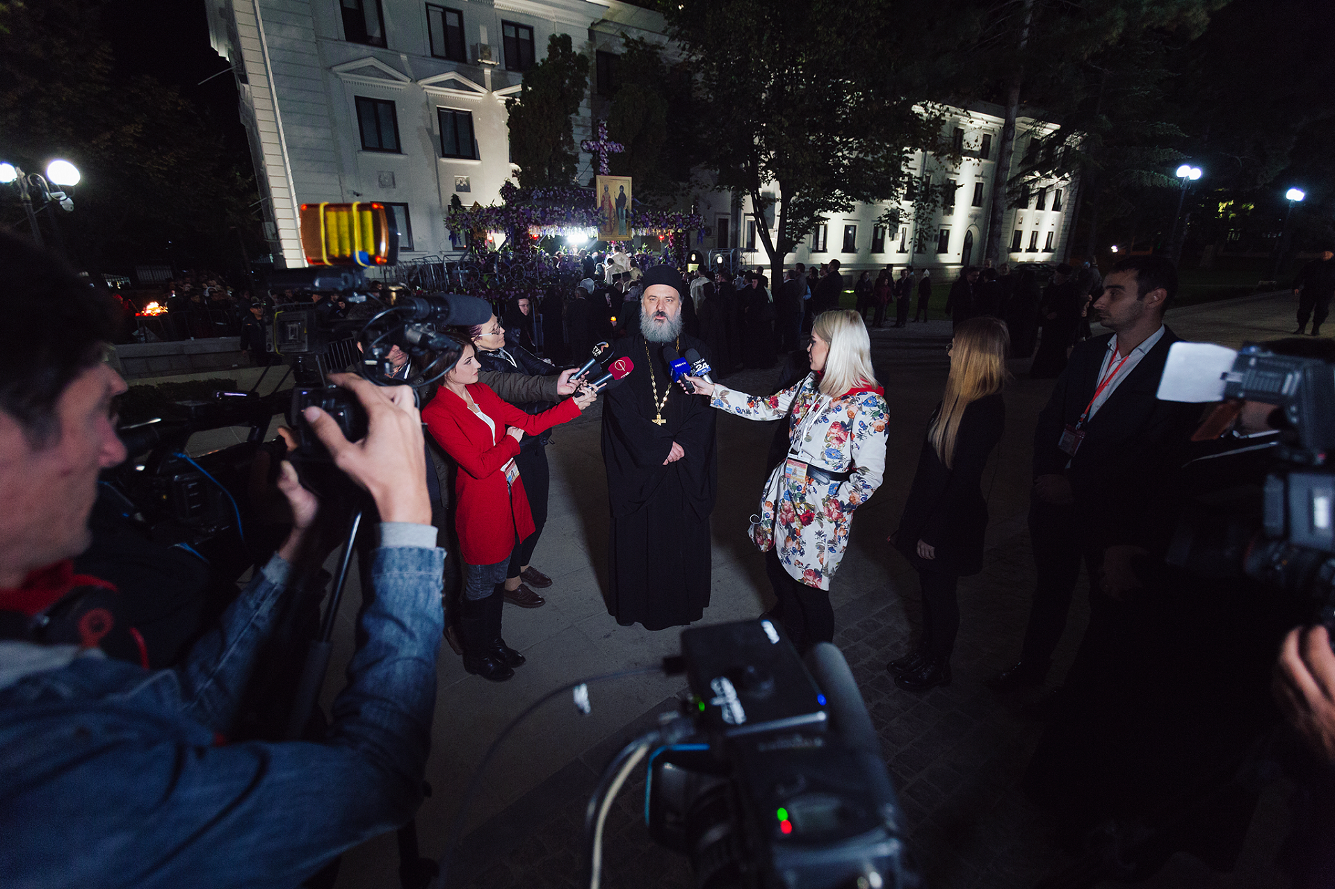 File de jurnal: pelerini stâlpnici, preoţi nepopi şi jurnalişti netrişti