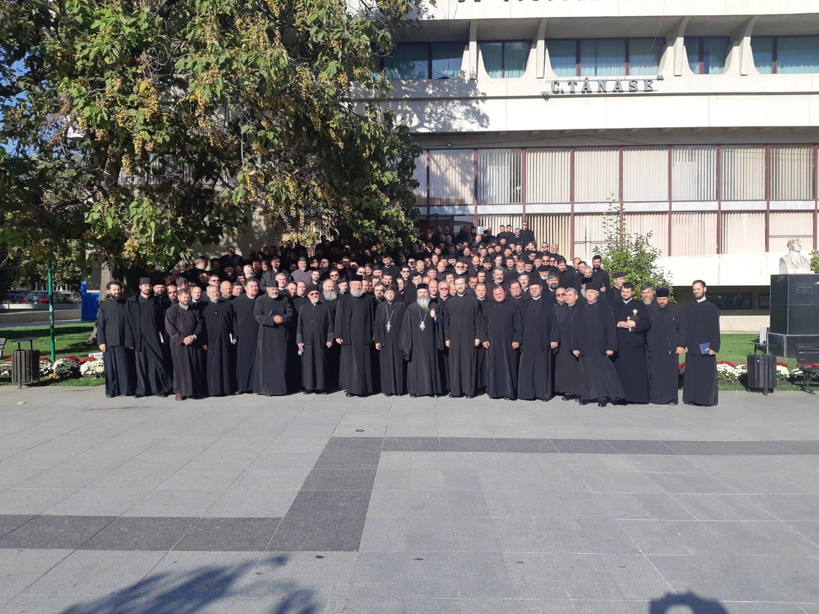 Preoţii din Episcopia Huşilor, în conferinţa de toamnă