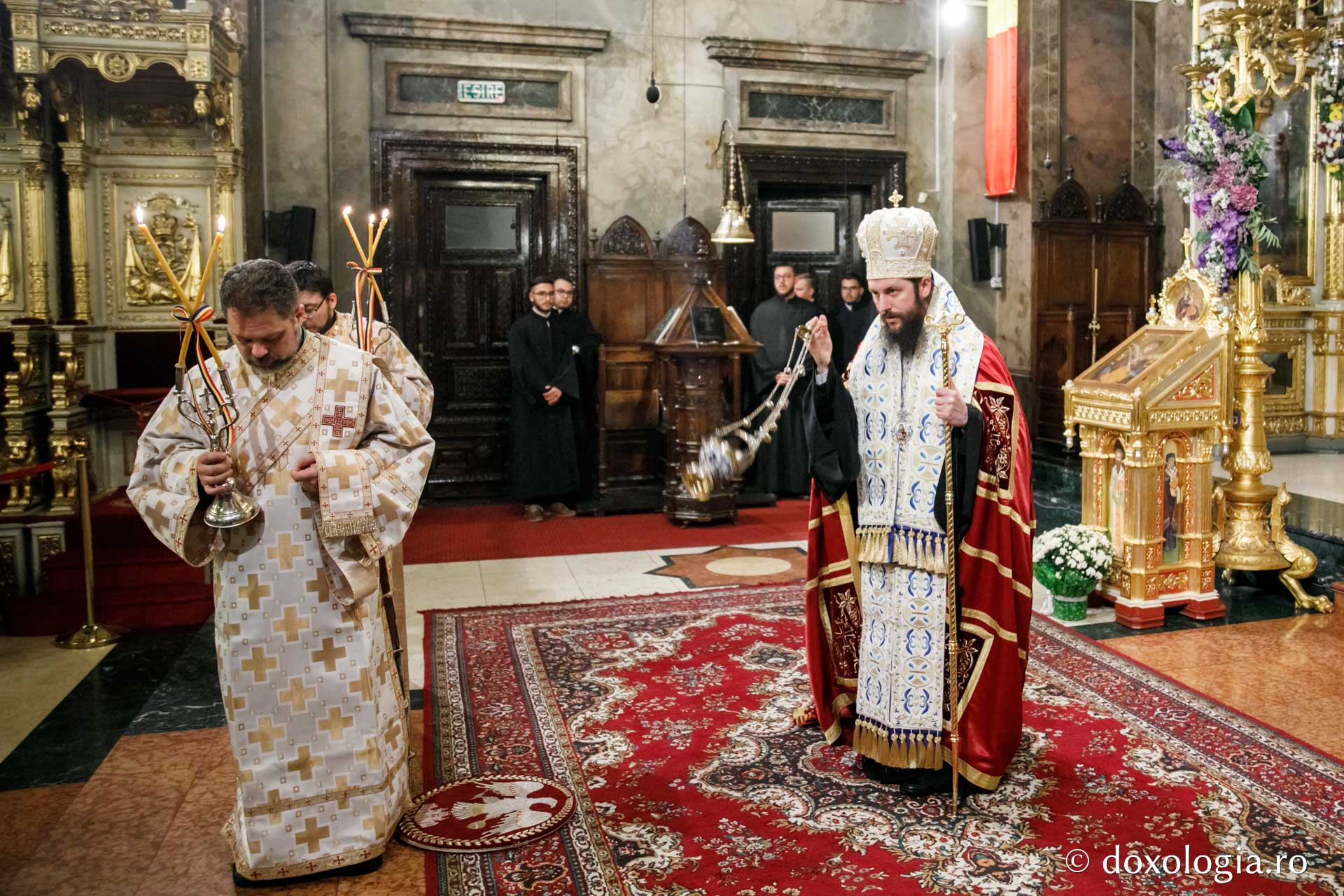 foto: pr. Silviu Cluci Slujbă de toată noaptea de hramul Sfintei Parascheva – Priveghere și Sfânta Liturghie la Catedrala Mitropolitană
