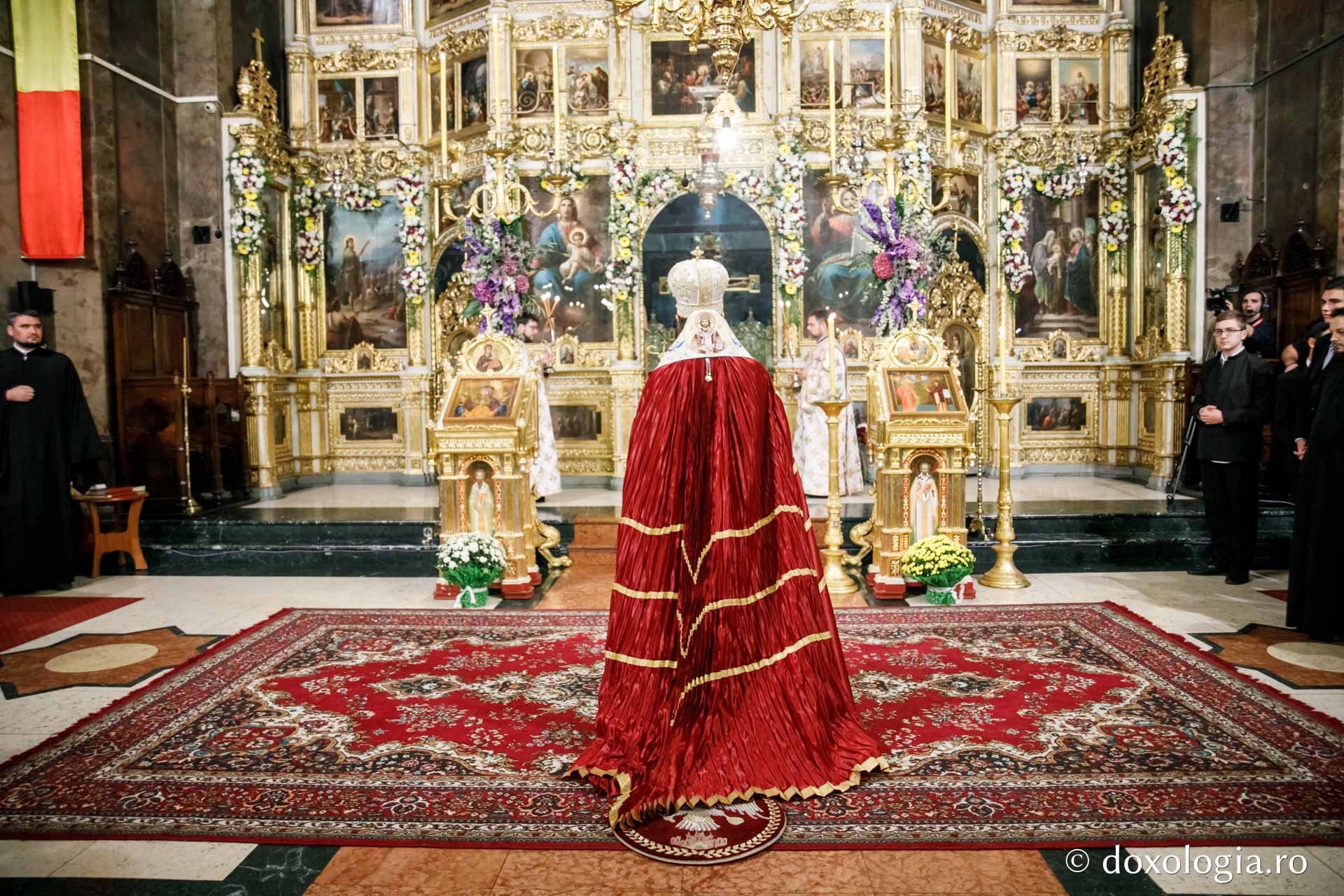 foto: pr. Silviu Cluci Slujbă de toată noaptea de hramul Sfintei Parascheva – Priveghere și Sfânta Liturghie la Catedrala Mitropolitană
