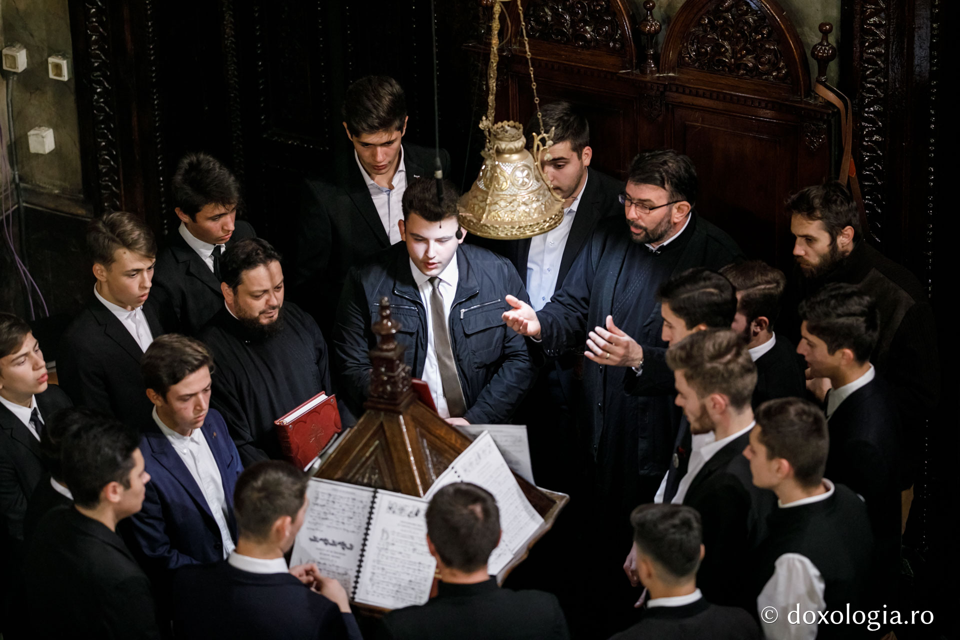 foto: pr. Silviu Cluci Slujbă de toată noaptea de hramul Sfintei Parascheva – Priveghere și Sfânta Liturghie la Catedrala Mitropolitană