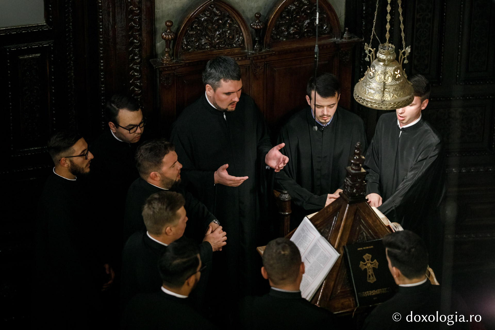 foto: pr. Silviu Cluci Slujbă de toată noaptea de hramul Sfintei Parascheva – Priveghere și Sfânta Liturghie la Catedrala Mitropolitană