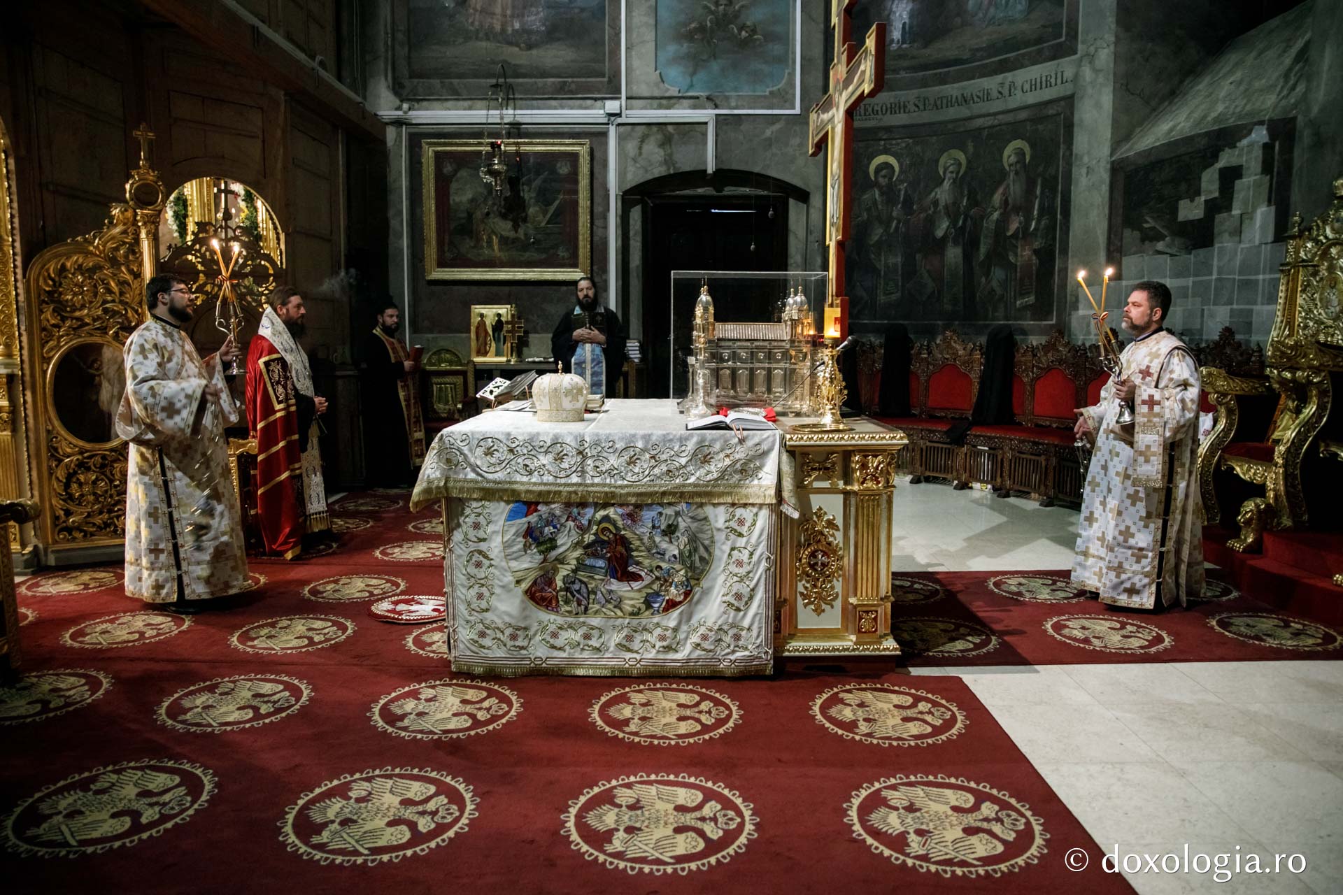 foto: pr. Silviu Cluci Slujbă de toată noaptea de hramul Sfintei Parascheva – Priveghere și Sfânta Liturghie la Catedrala Mitropolitană