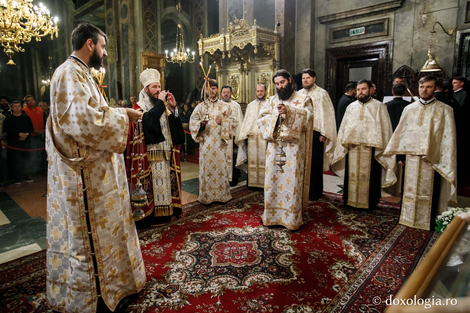 (Foto) Slujba de priveghere a Sfintei Cuvioase Parascheva la Catedrala din Iaşi – 2018