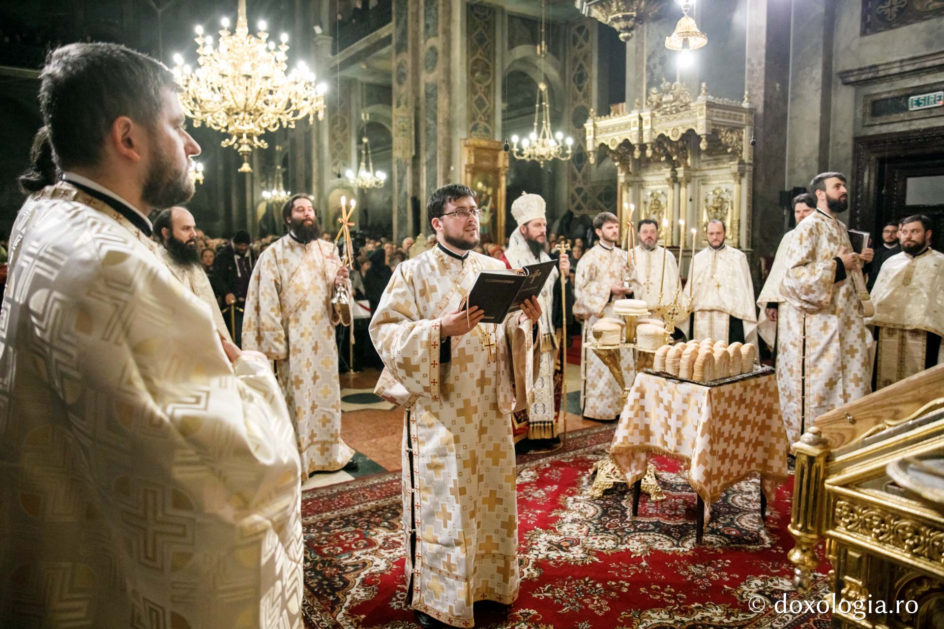 foto: pr. Silviu Cluci Slujbă de toată noaptea de hramul Sfintei Parascheva – Priveghere și Sfânta Liturghie la Catedrala Mitropolitană