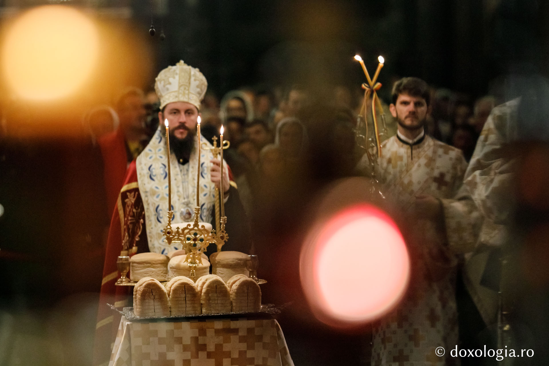 foto: pr. Silviu Cluci Slujbă de toată noaptea de hramul Sfintei Parascheva – Priveghere și Sfânta Liturghie la Catedrala Mitropolitană