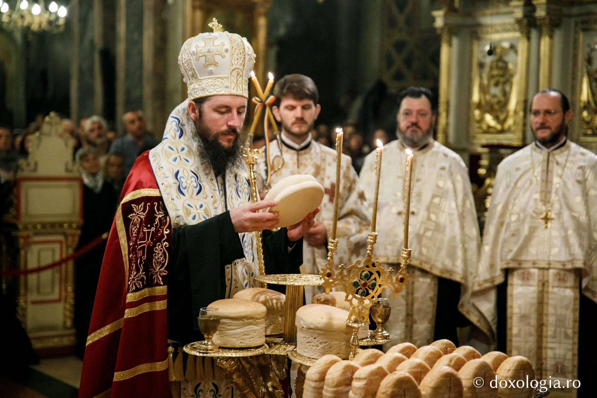 foto: pr. Silviu Cluci Slujbă de toată noaptea de hramul Sfintei Parascheva – Priveghere și Sfânta Liturghie la Catedrala Mitropolitană
