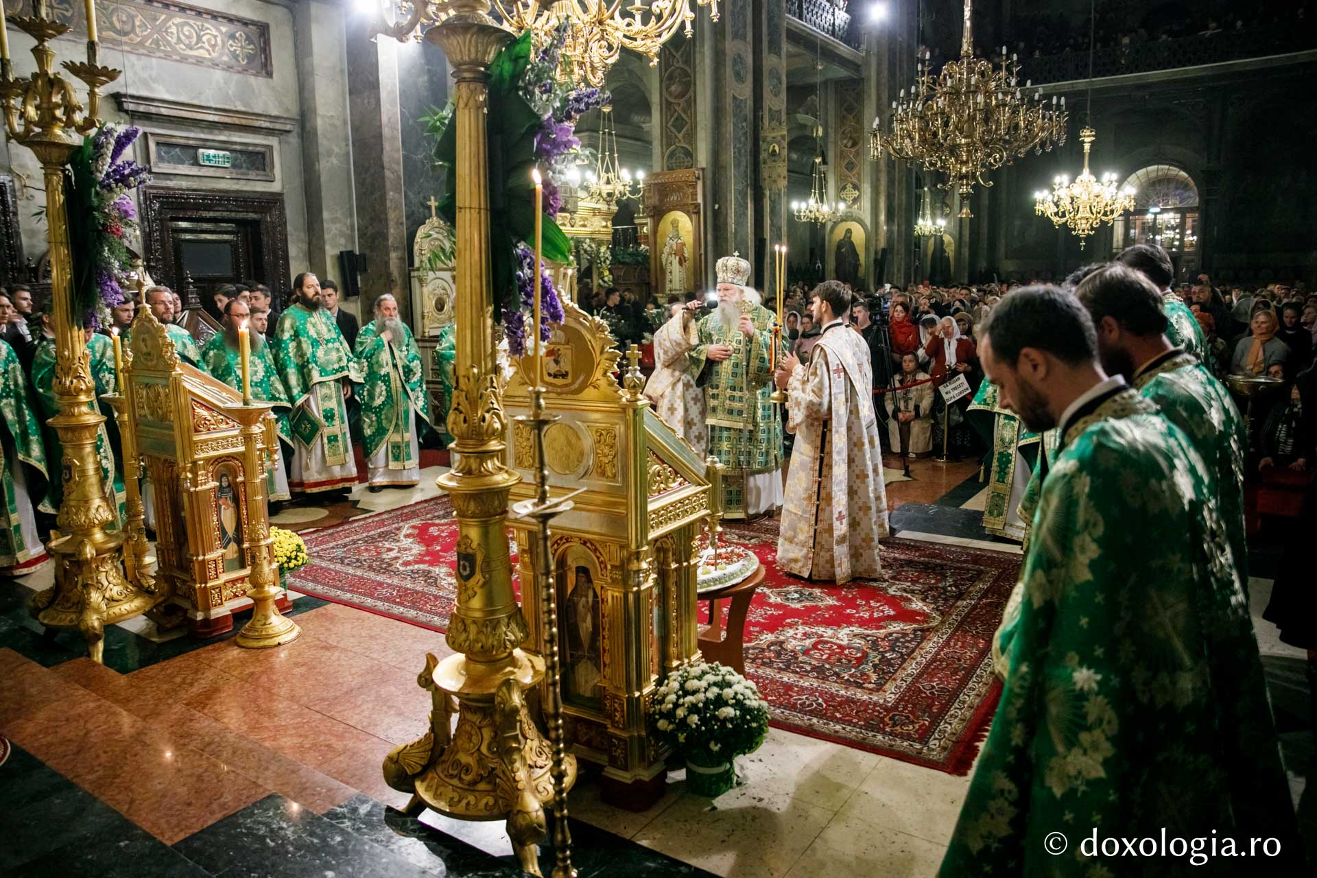 foto: pr. Silviu Cluci Slujbă de toată noaptea de hramul Sfintei Parascheva – Priveghere și Sfânta Liturghie la Catedrala Mitropolitană