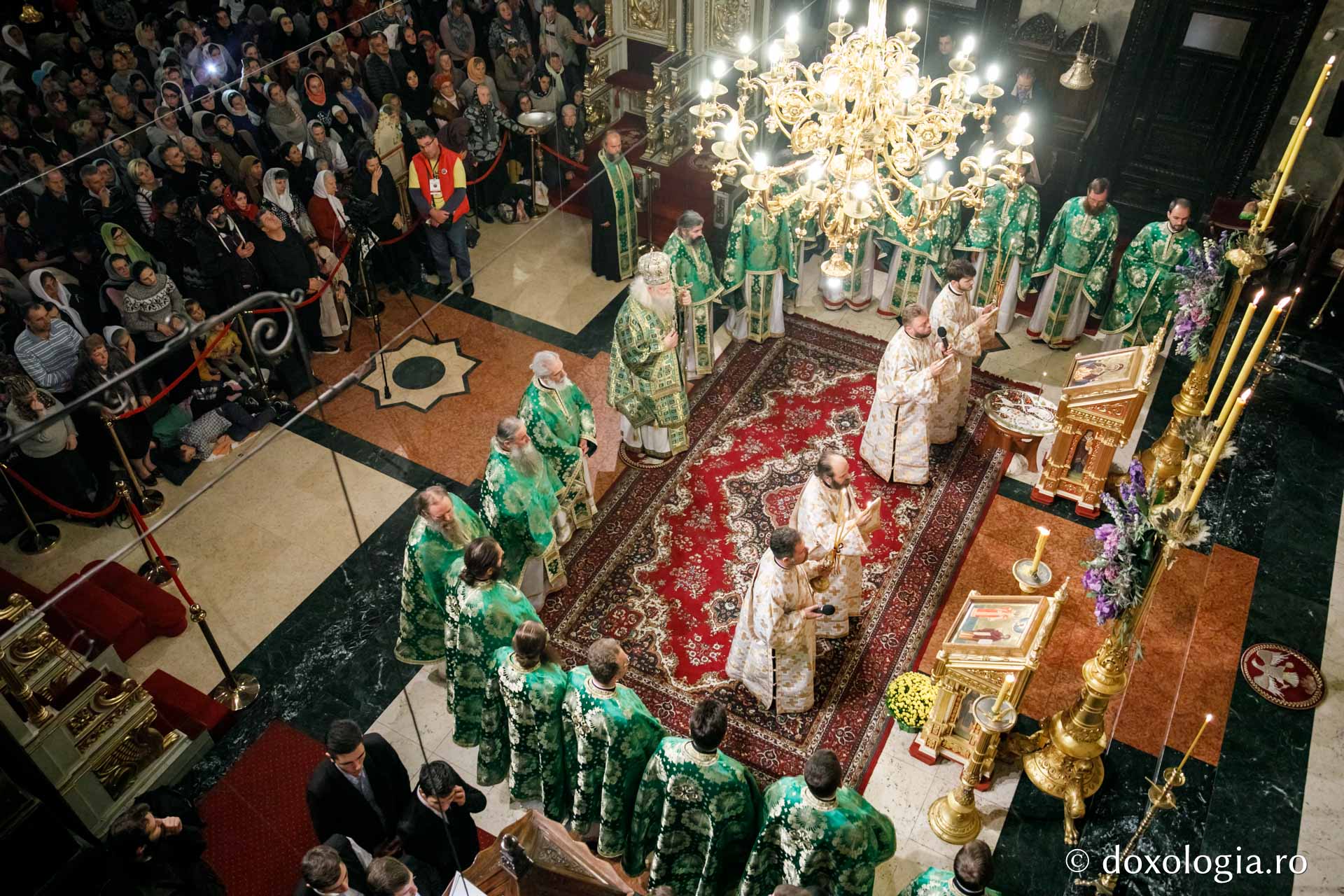 foto: pr. Silviu Cluci Slujbă de toată noaptea de hramul Sfintei Parascheva – Priveghere și Sfânta Liturghie la Catedrala Mitropolitană