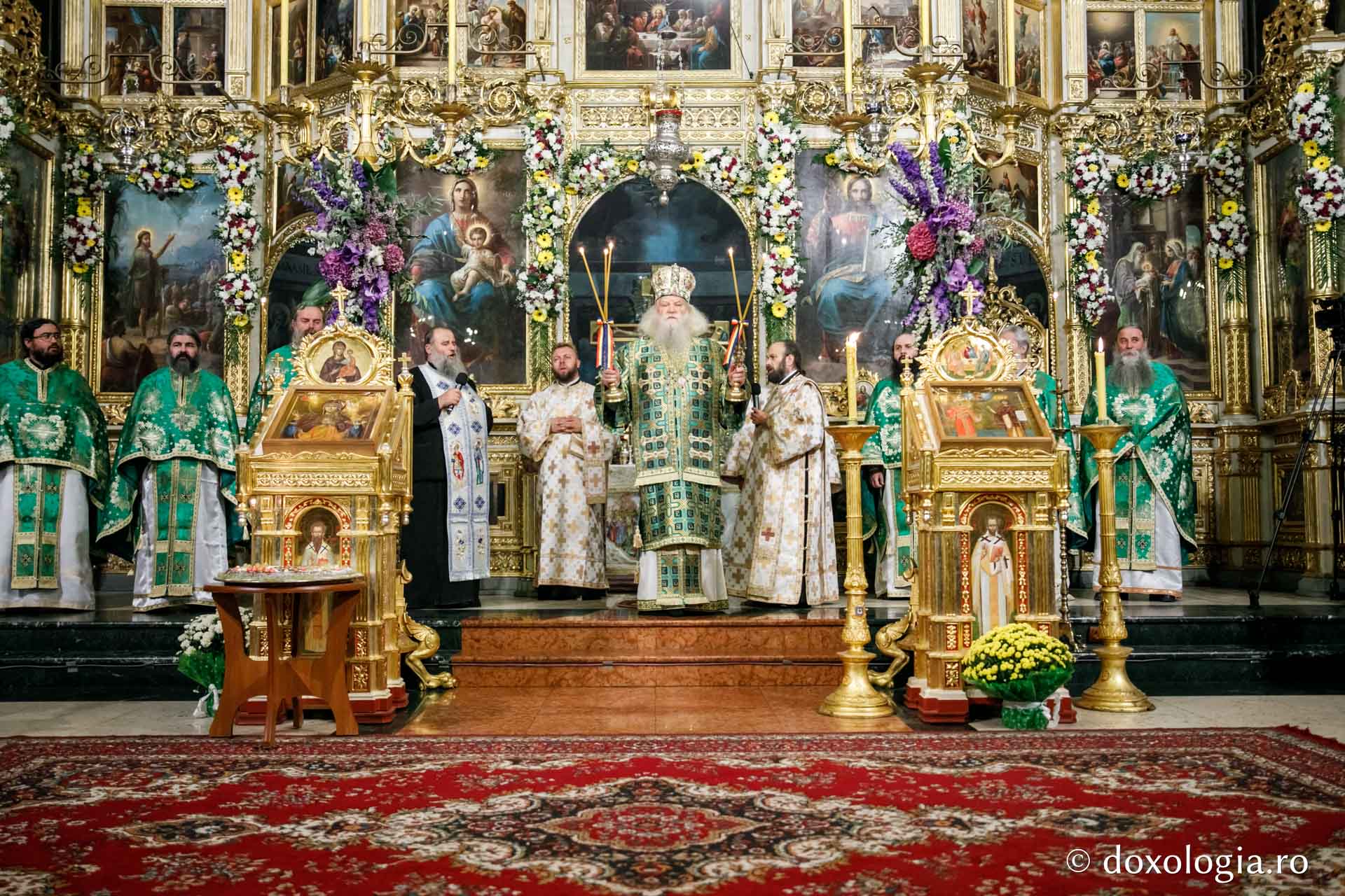 foto: pr. Silviu Cluci Slujbă de toată noaptea de hramul Sfintei Parascheva – Priveghere și Sfânta Liturghie la Catedrala Mitropolitană