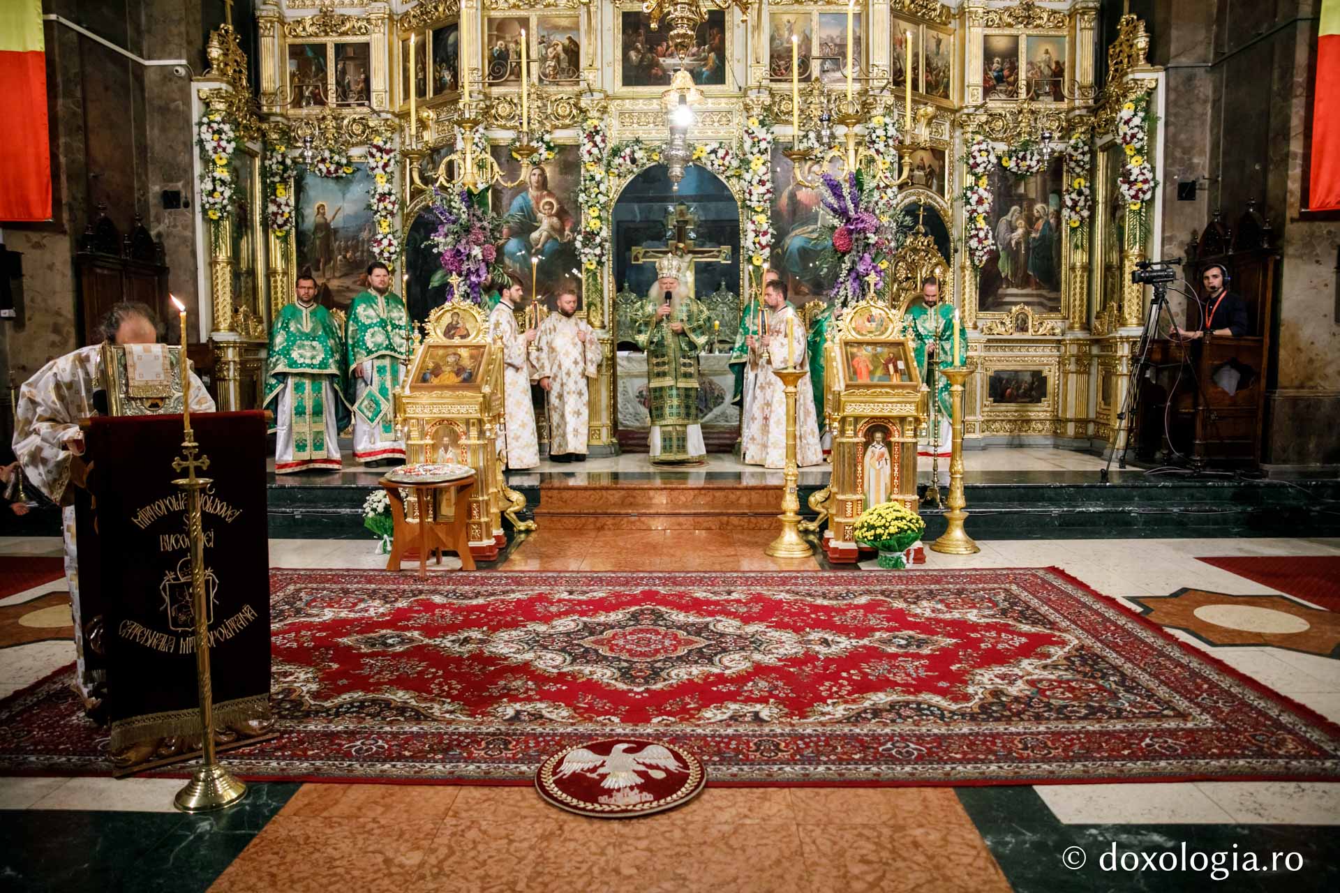 foto: pr. Silviu Cluci Slujbă de toată noaptea de hramul Sfintei Parascheva – Priveghere și Sfânta Liturghie la Catedrala Mitropolitană