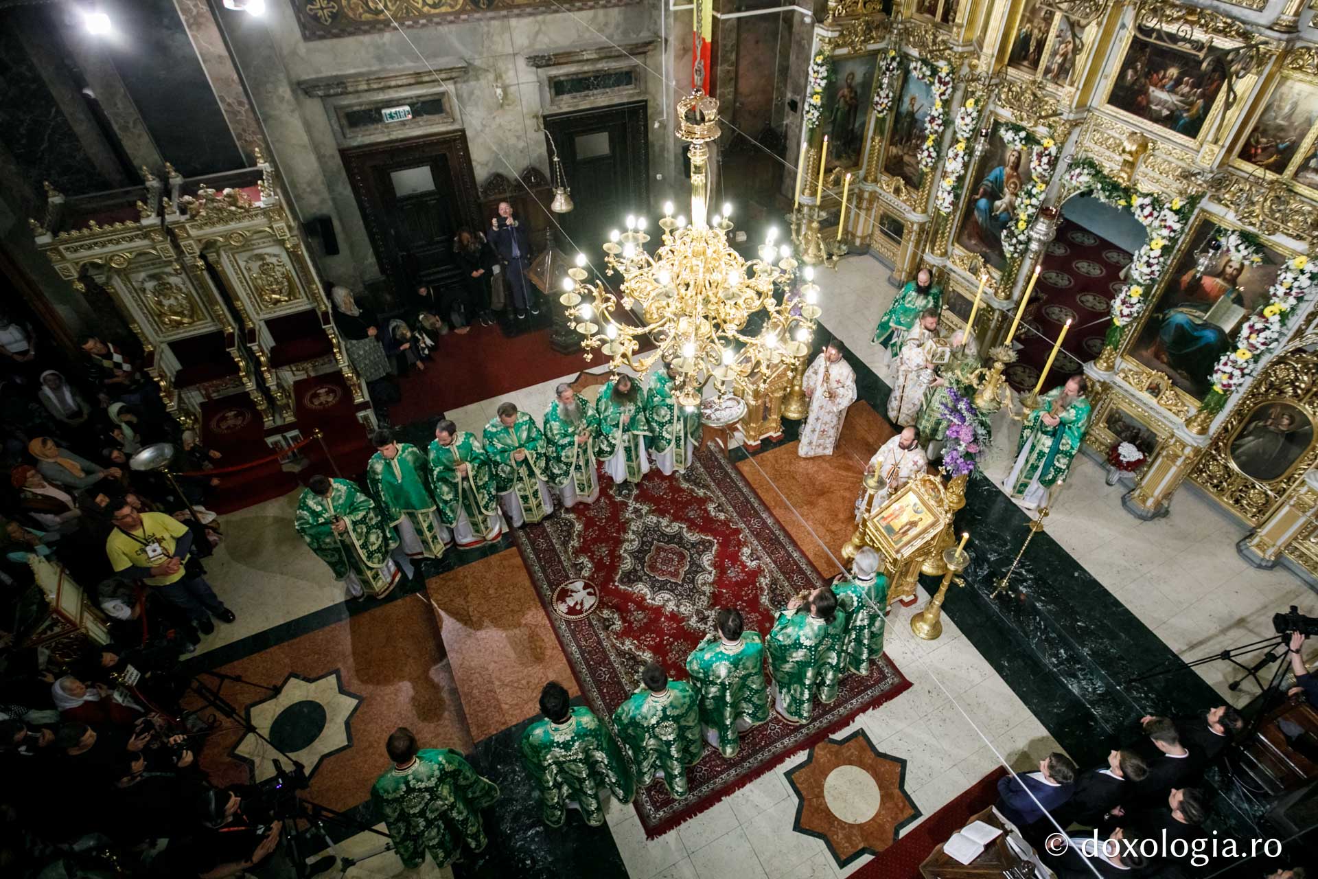 foto: pr. Silviu Cluci Slujbă de toată noaptea de hramul Sfintei Parascheva – Priveghere și Sfânta Liturghie la Catedrala Mitropolitană