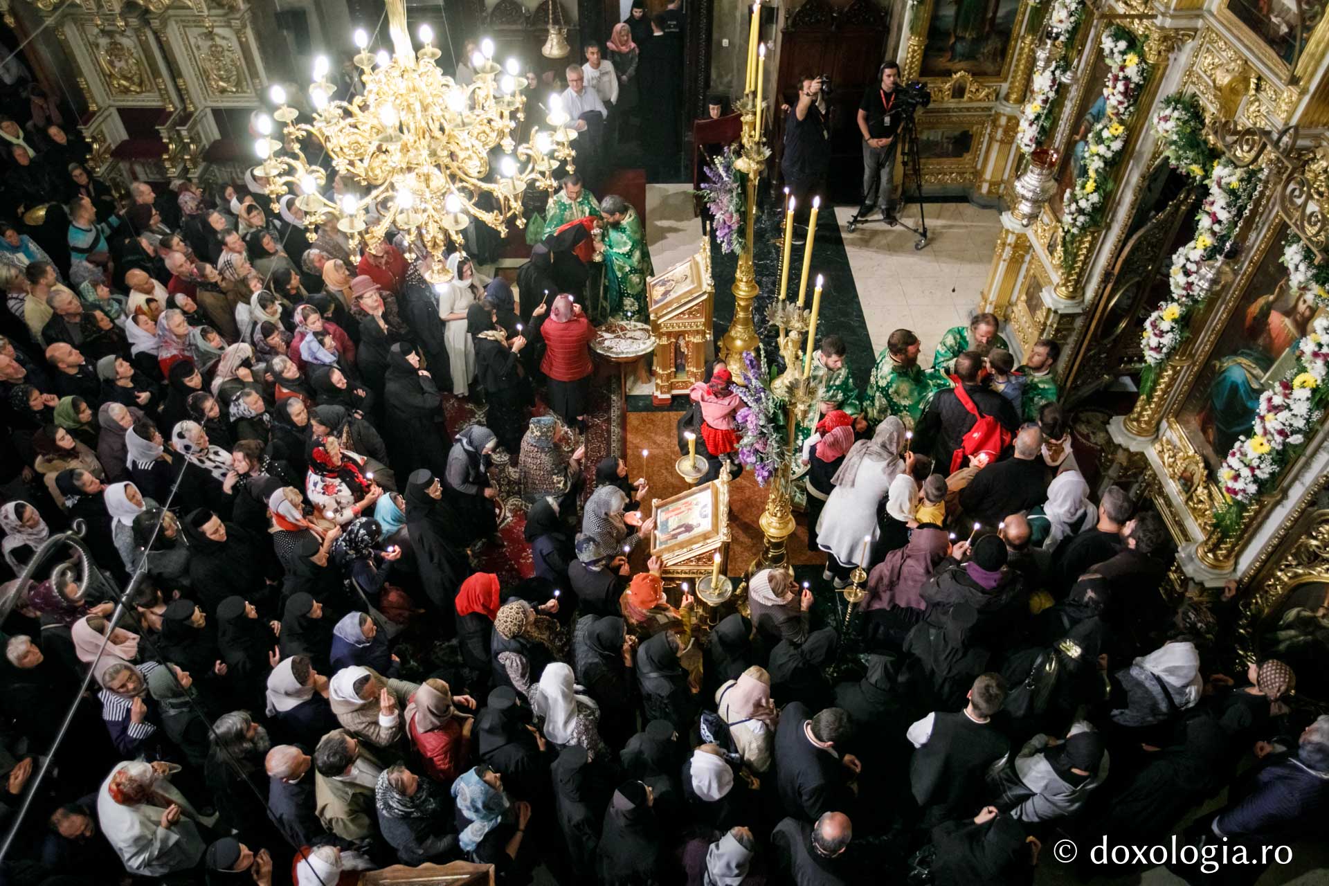 foto: pr. Silviu Cluci Slujbă de toată noaptea de hramul Sfintei Parascheva – Priveghere și Sfânta Liturghie la Catedrala Mitropolitană