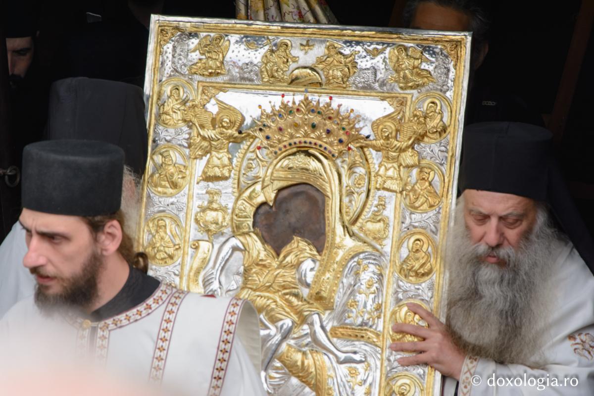 Procesiune cu icoana Maicii Domnului „Axion estin”