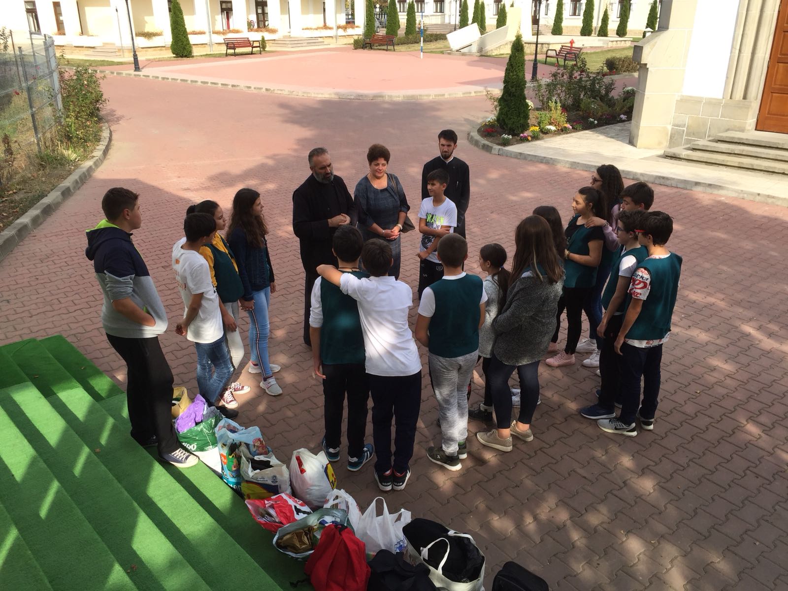 Elevi oneşteni, implicaţi proiectul ,,Milostenia-hrană pentru suflet’’