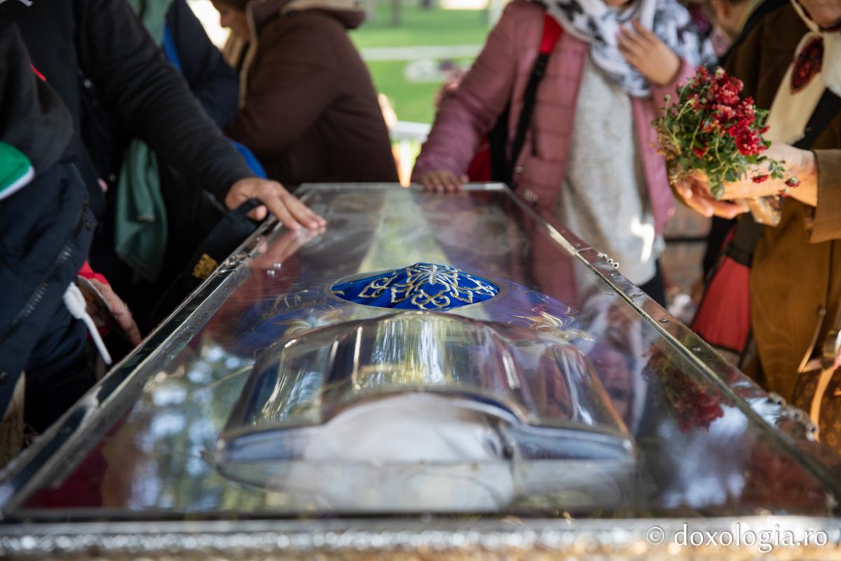 Prin cinstirea moaștelor sfinților participăm la sfințenia şi harul lor