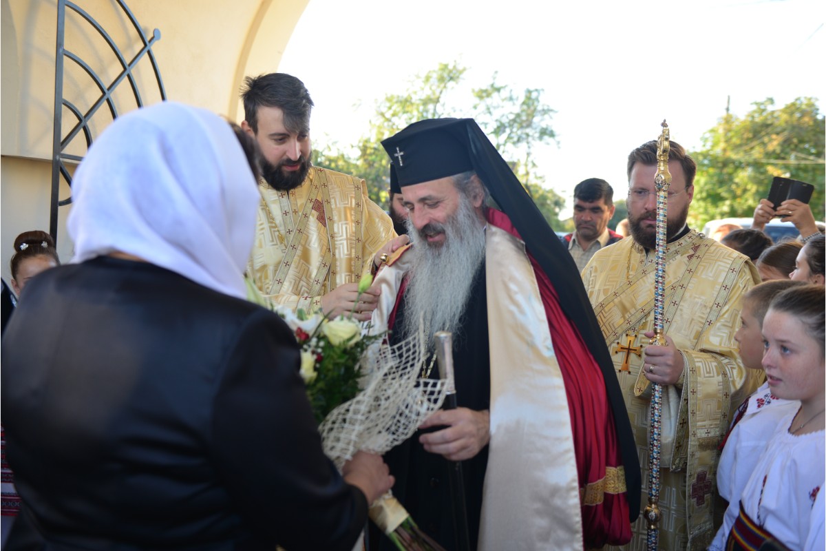 Resfințire de biserică la Aroneanu - Iași: „Raportându-ne la cele cuprinse în cuvântul Domnului din Scriptură, nu ne vom rătăci niciodată”