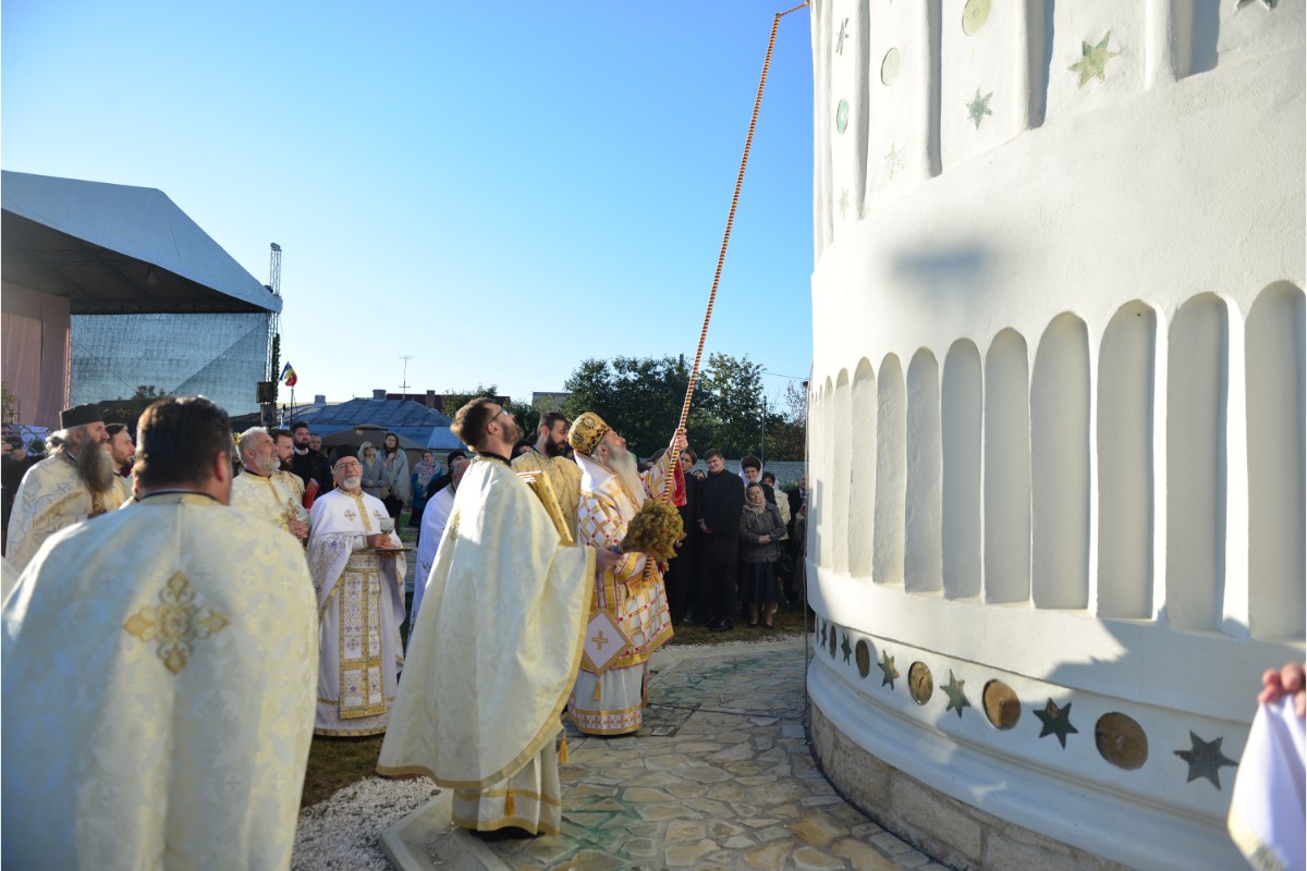 Resfințire de biserică la Aroneanu - Iași: „Raportându-ne la cele cuprinse în cuvântul Domnului din Scriptură, nu ne vom rătăci niciodată”