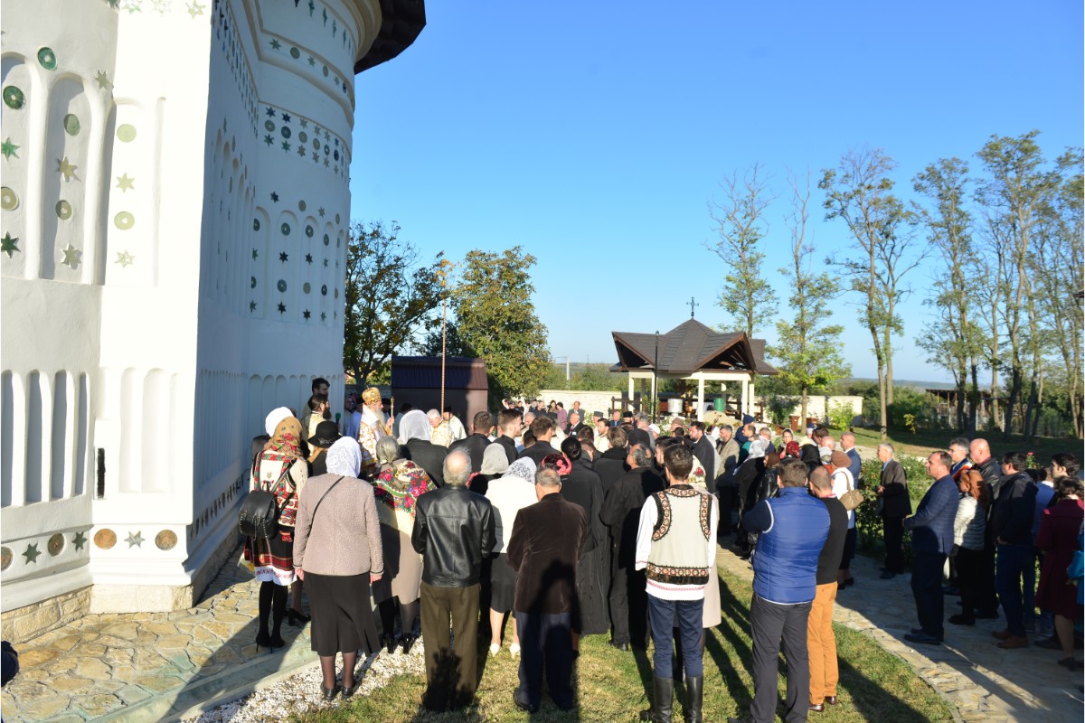 Resfințire de biserică la Aroneanu - Iași: „Raportându-ne la cele cuprinse în cuvântul Domnului din Scriptură, nu ne vom rătăci niciodată”