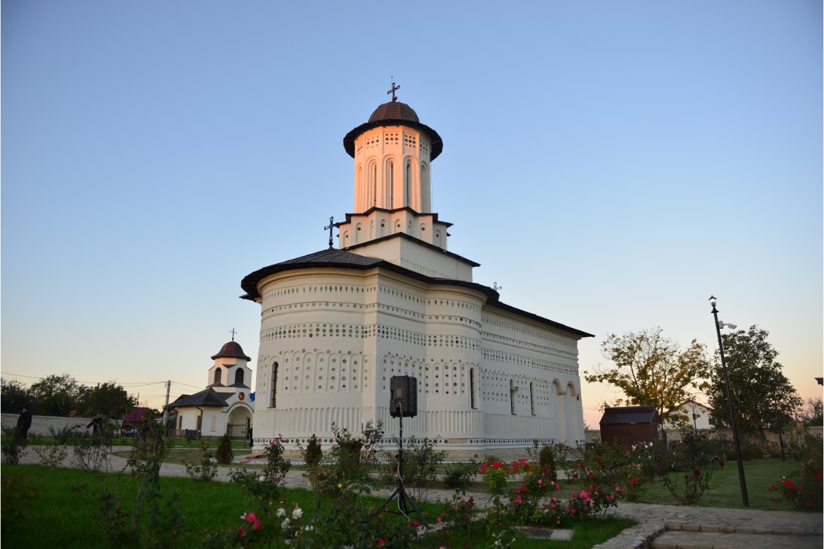 Resfințire de biserică la Aroneanu - Iași: „Raportându-ne la cele cuprinse în cuvântul Domnului din Scriptură, nu ne vom rătăci niciodată”