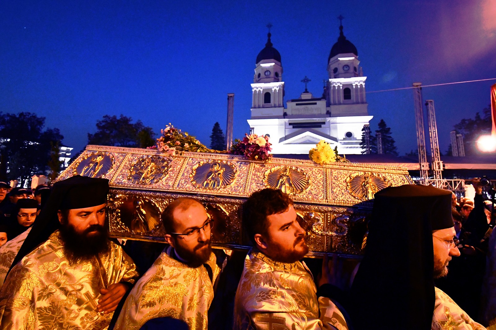 Sfânta Parascheva, venerată la Iaşi de mii de pelerini