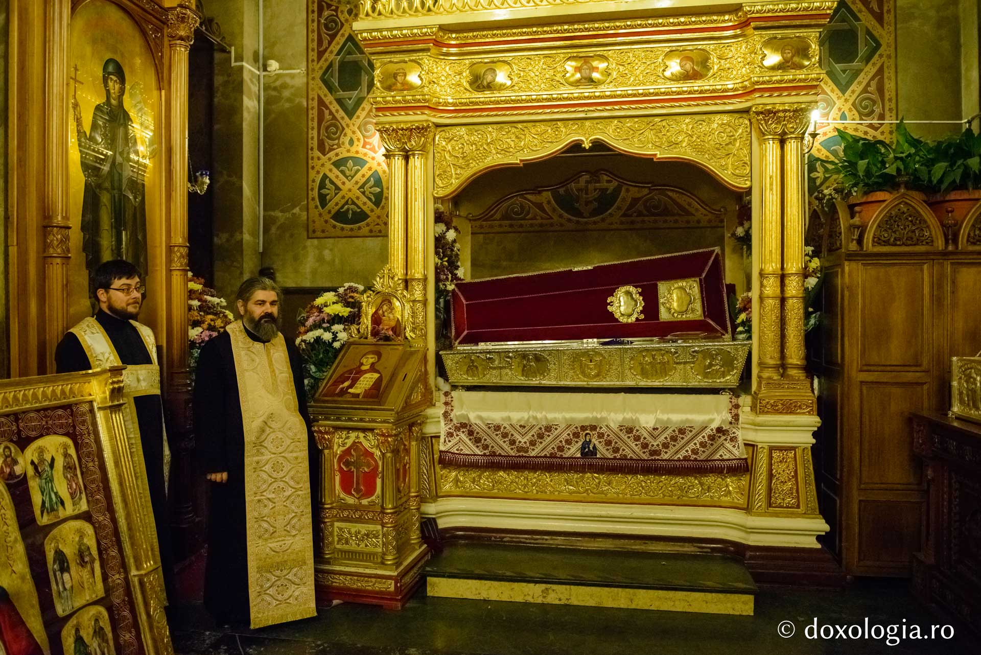 foto: Flavius Popa Racla cu moaștele Sfintei Parascheva a fost așezată spre închinare credincioșilor
