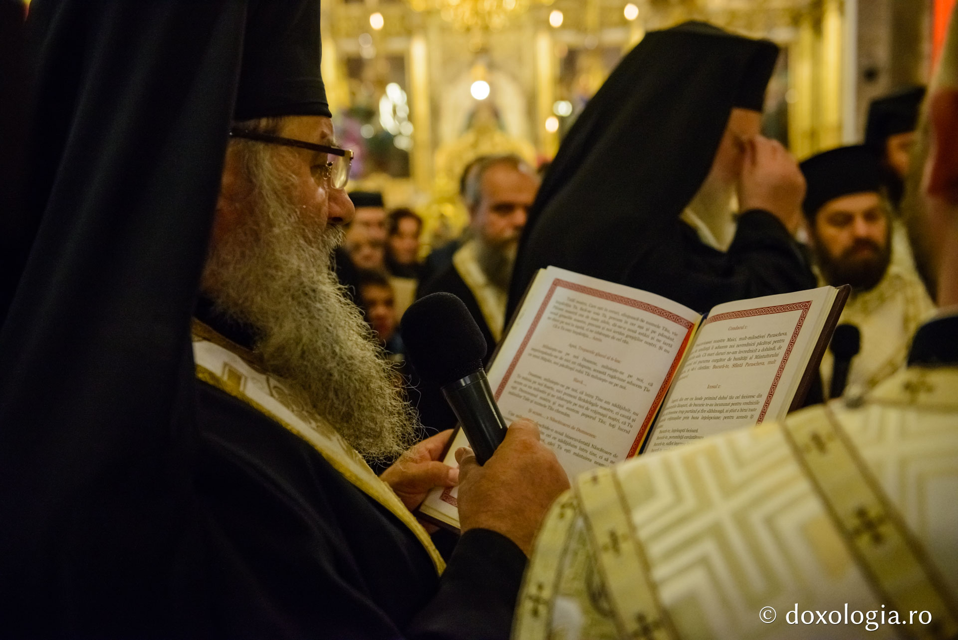 foto: Flavius Popa Racla cu moaștele Sfintei Parascheva a fost așezată spre închinare credincioșilor