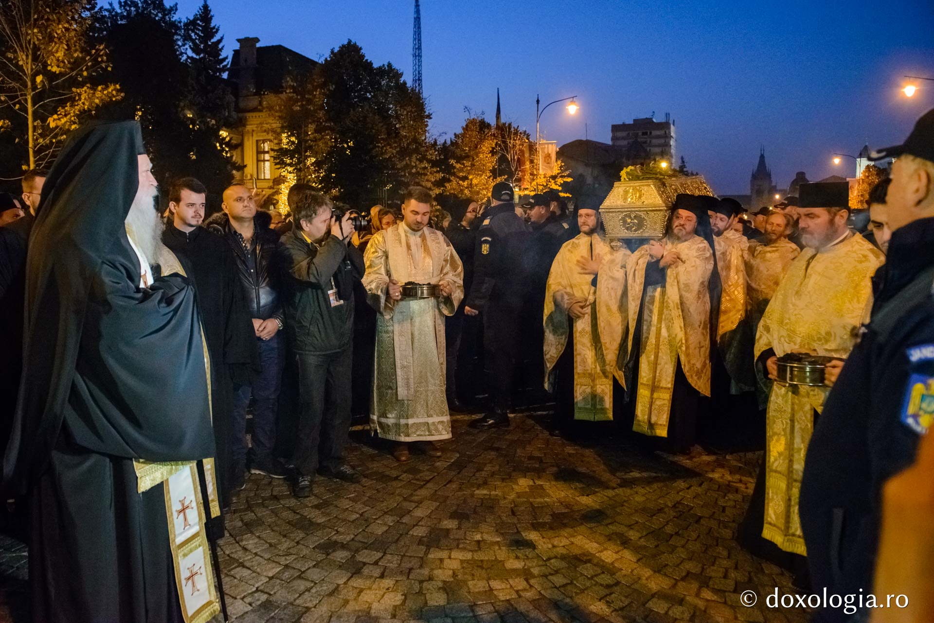 Racla cu moaștele Sfintei Parascheva a fost așezată spre închinare credincioșilor