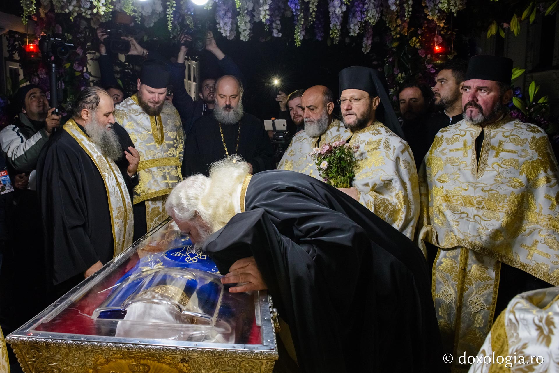 foto: Flavius Popa Racla cu moaștele Sfintei Parascheva a fost așezată spre închinare credincioșilor