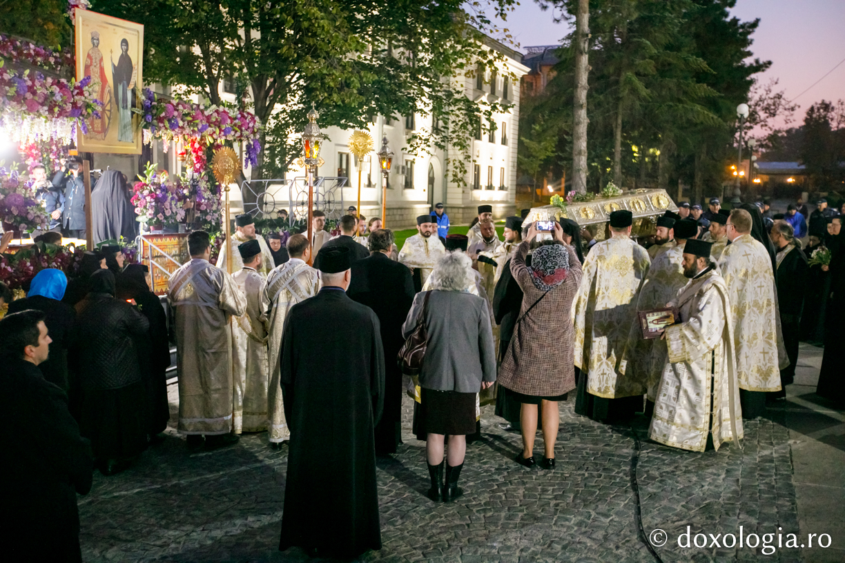 (Foto) Procesiunea scoaterii spre închinare a moaștelor Sfintei Cuvioase Parascheva, 2018