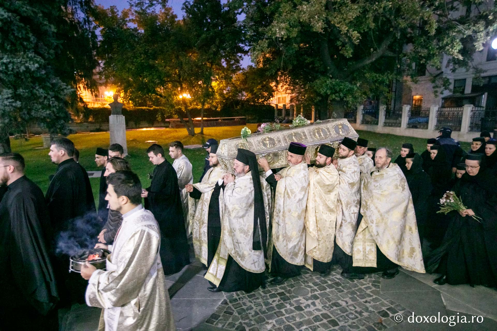 foto: pr. Silviu Cluci Racla cu moaștele Sfintei Parascheva a fost așezată spre închinare credincioșilor
