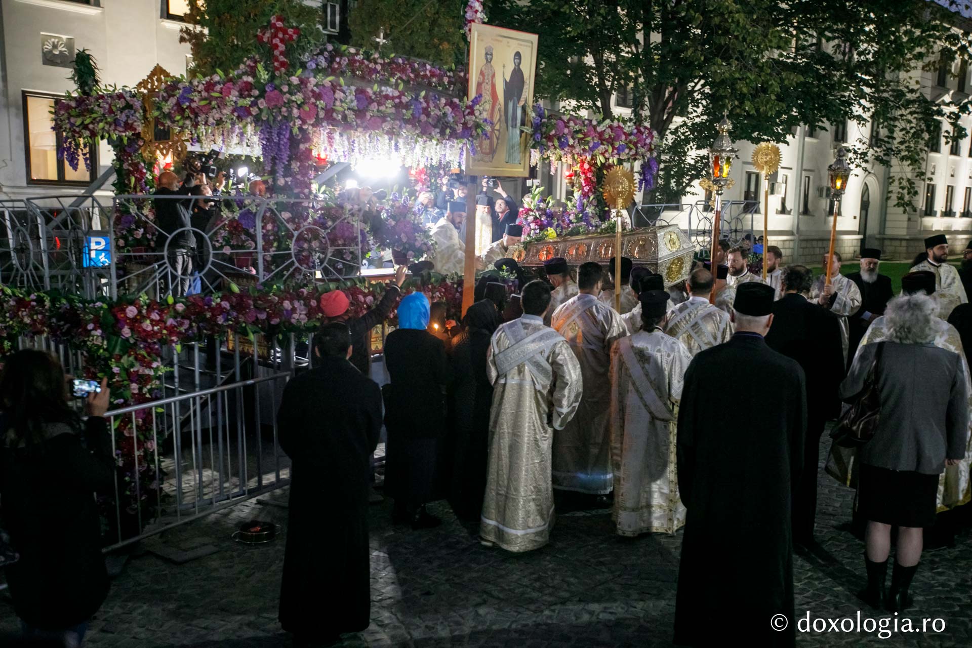 foto: pr. Silviu Cluci Racla cu moaștele Sfintei Parascheva a fost așezată spre închinare credincioșilor