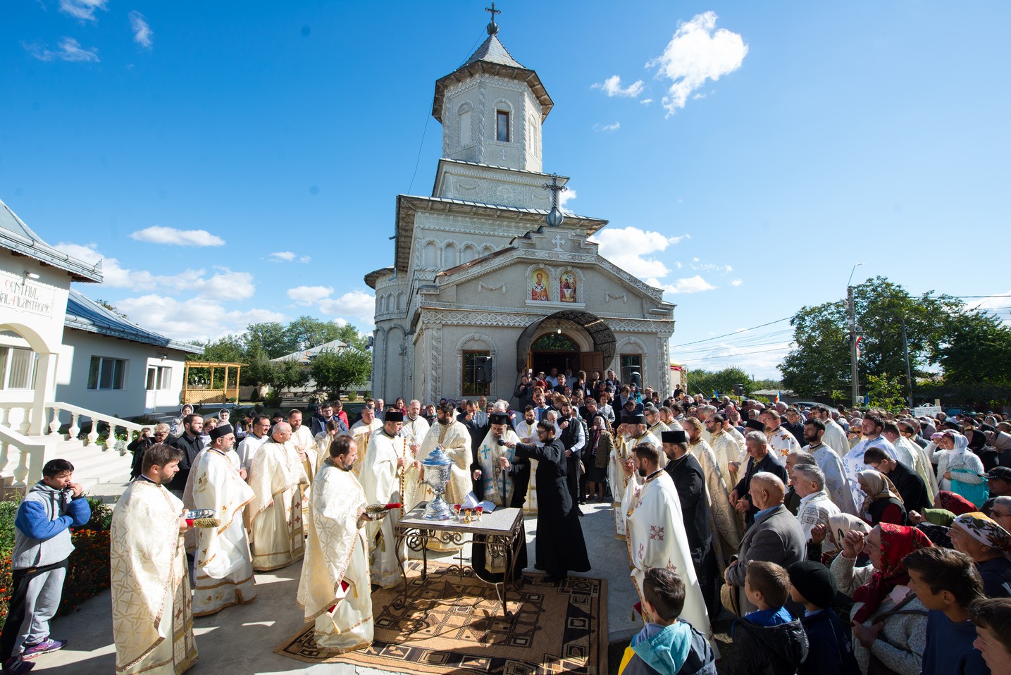 Ansamblu parohial impresionant, sfințit de IPS Mitropolit Teofan la Belcești