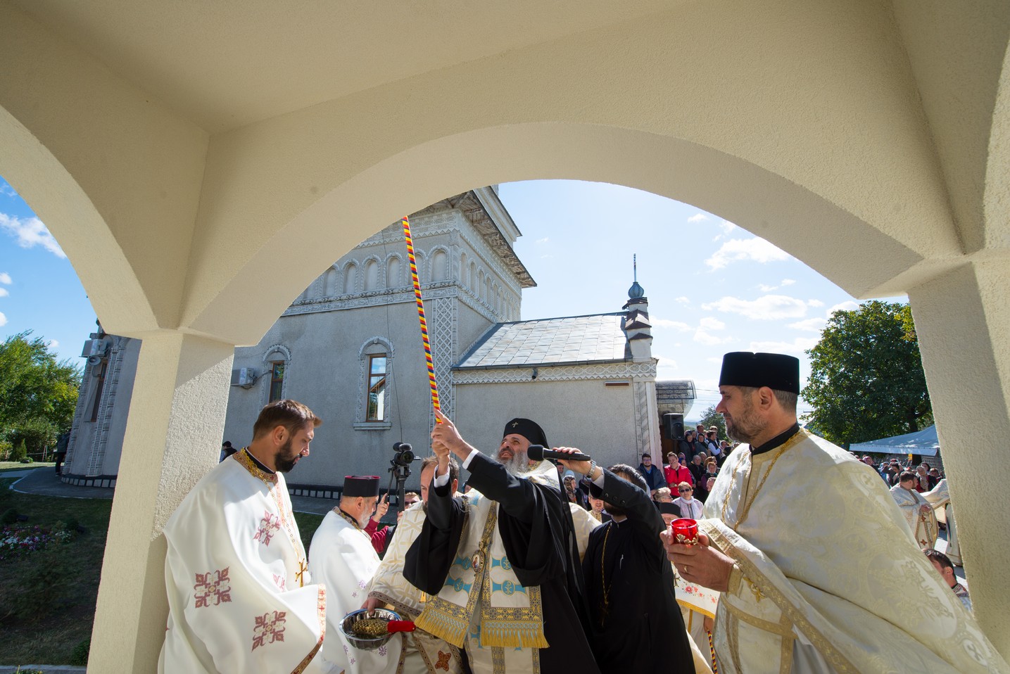 Ansamblu parohial impresionant, sfințit de IPS Mitropolit Teofan la Belcești