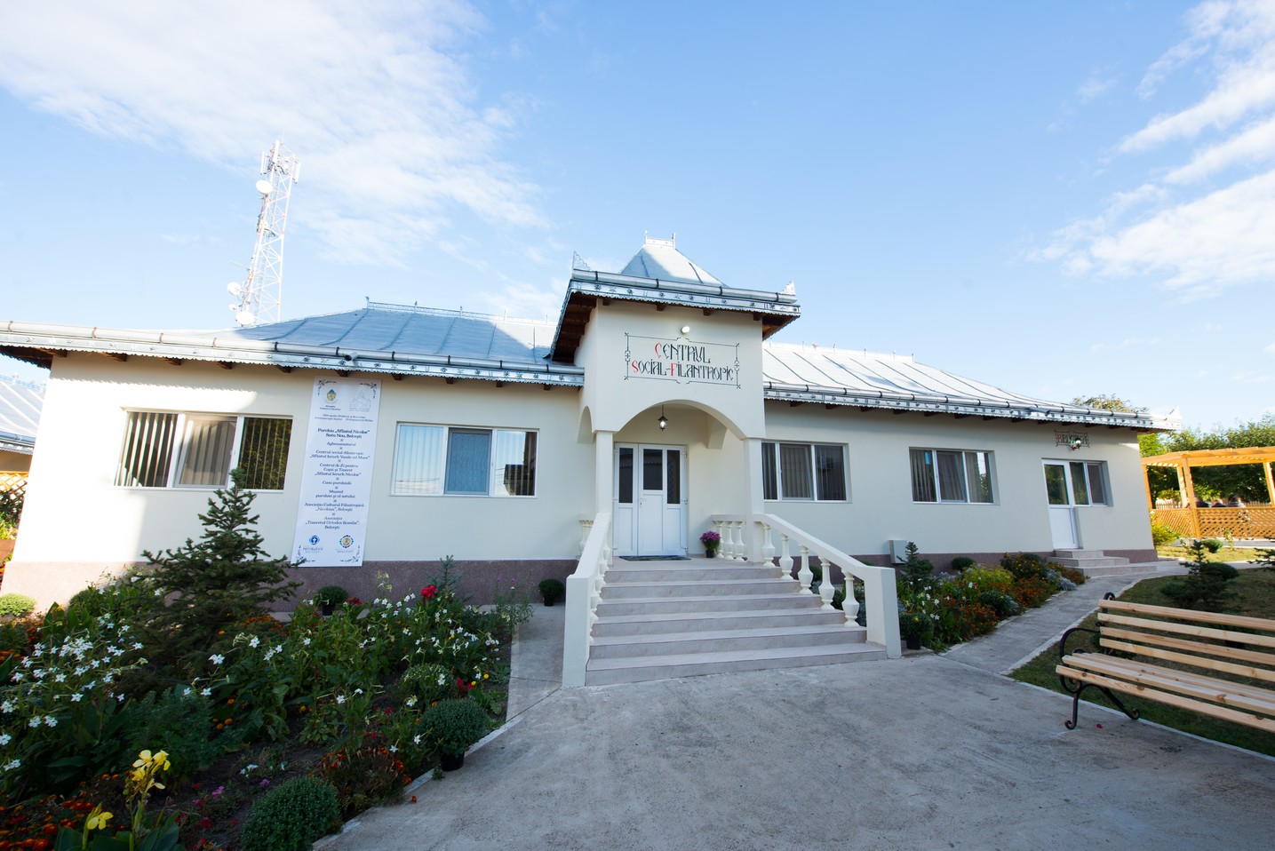 Ansamblu parohial impresionant, sfințit de IPS Mitropolit Teofan la Belcești