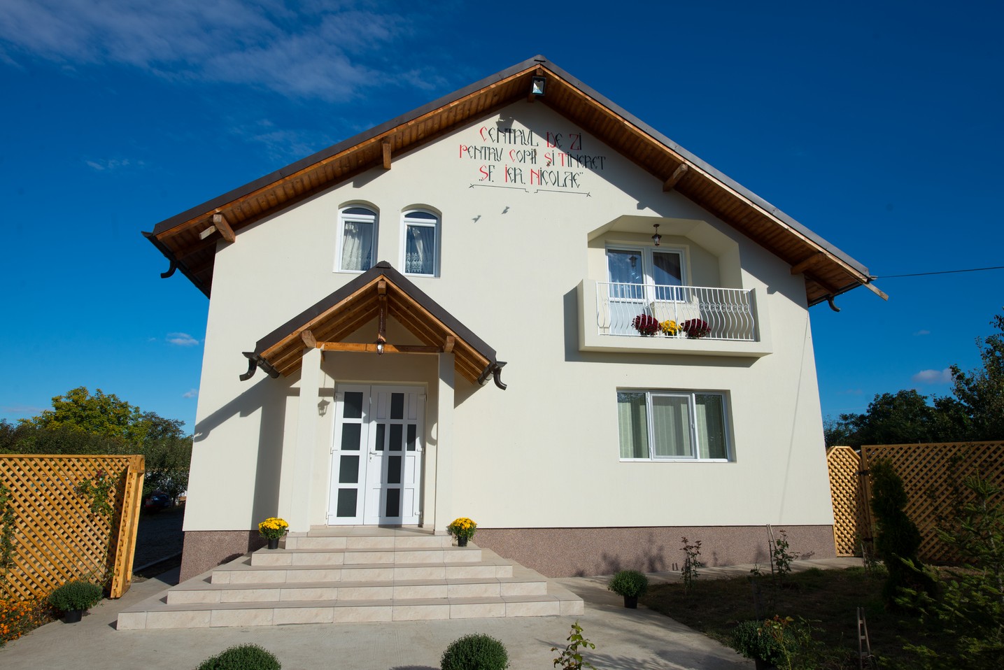 Ansamblu parohial impresionant, sfințit de IPS Mitropolit Teofan la Belcești