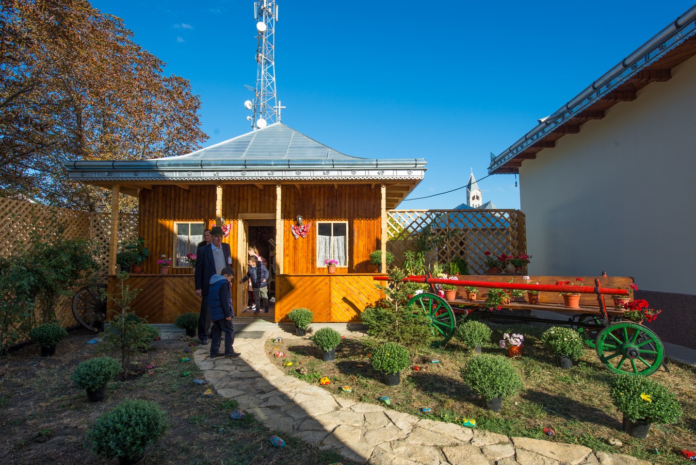 Ansamblu parohial impresionant, sfințit de IPS Mitropolit Teofan la Belcești