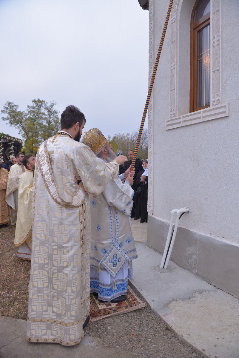 Sfințire de biserică la Avrămeni: „Domnul Hristos nu dorește să rămână cu forța în viața noastră” Sfințire de biserică la Avrămeni: „Domnul Hristos nu dorește să rămână cu forța în viața noastră”